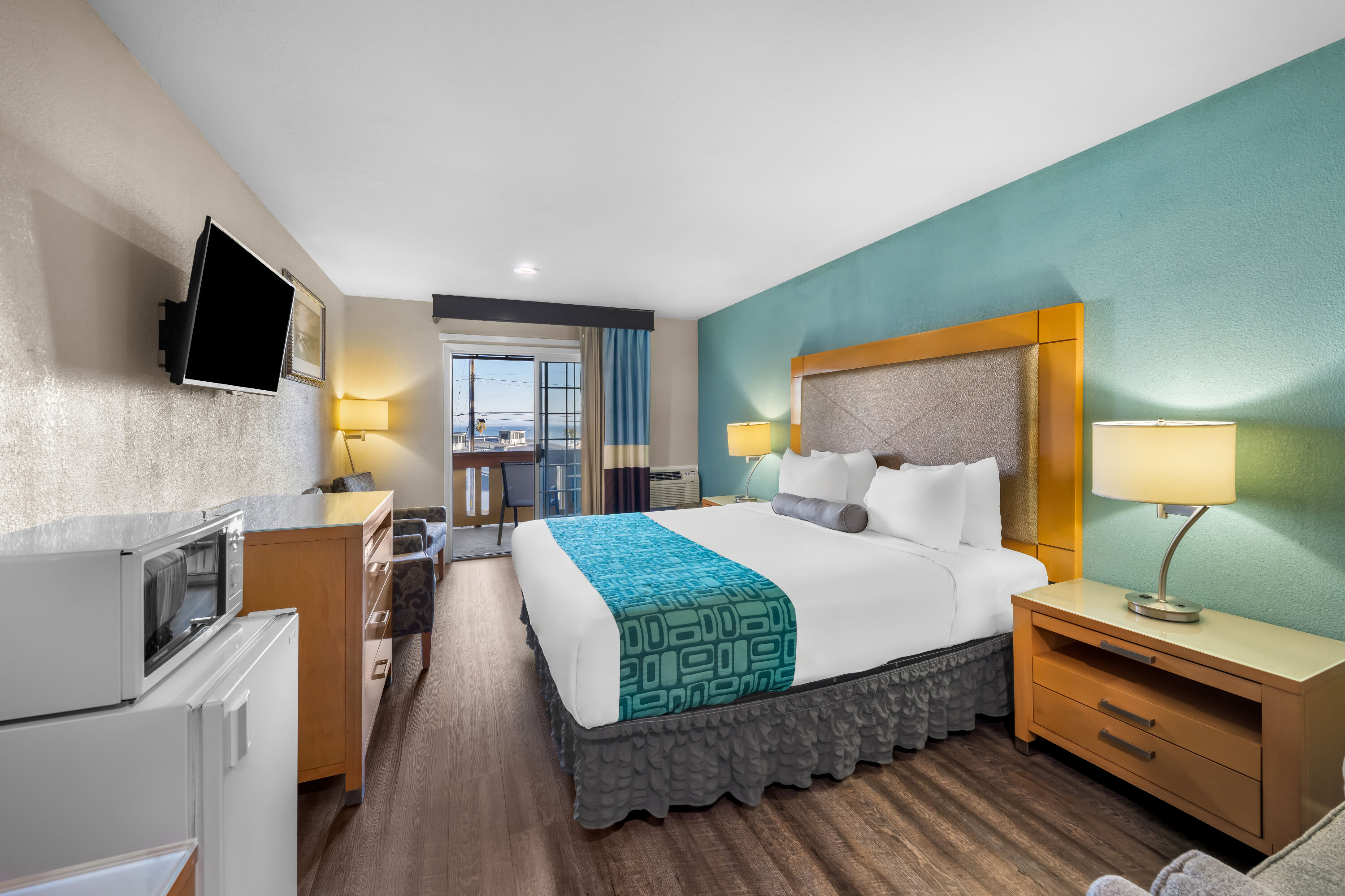 King bed guest room at the Howard Johnson by Wyndham Santa Cruz in Santa Cruz, California