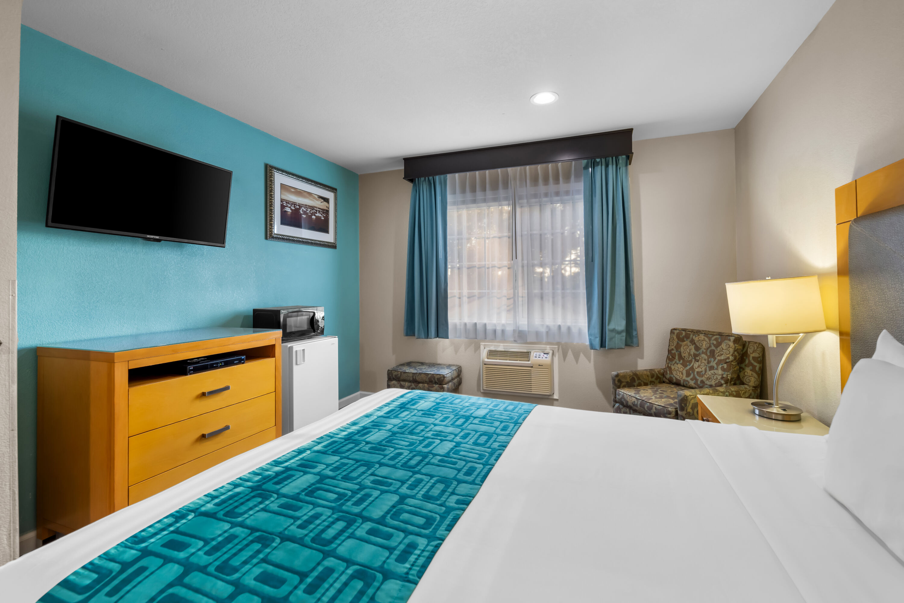 Queen bed guest room at the Howard Johnson by Wyndham Santa Cruz in Santa Cruz, California