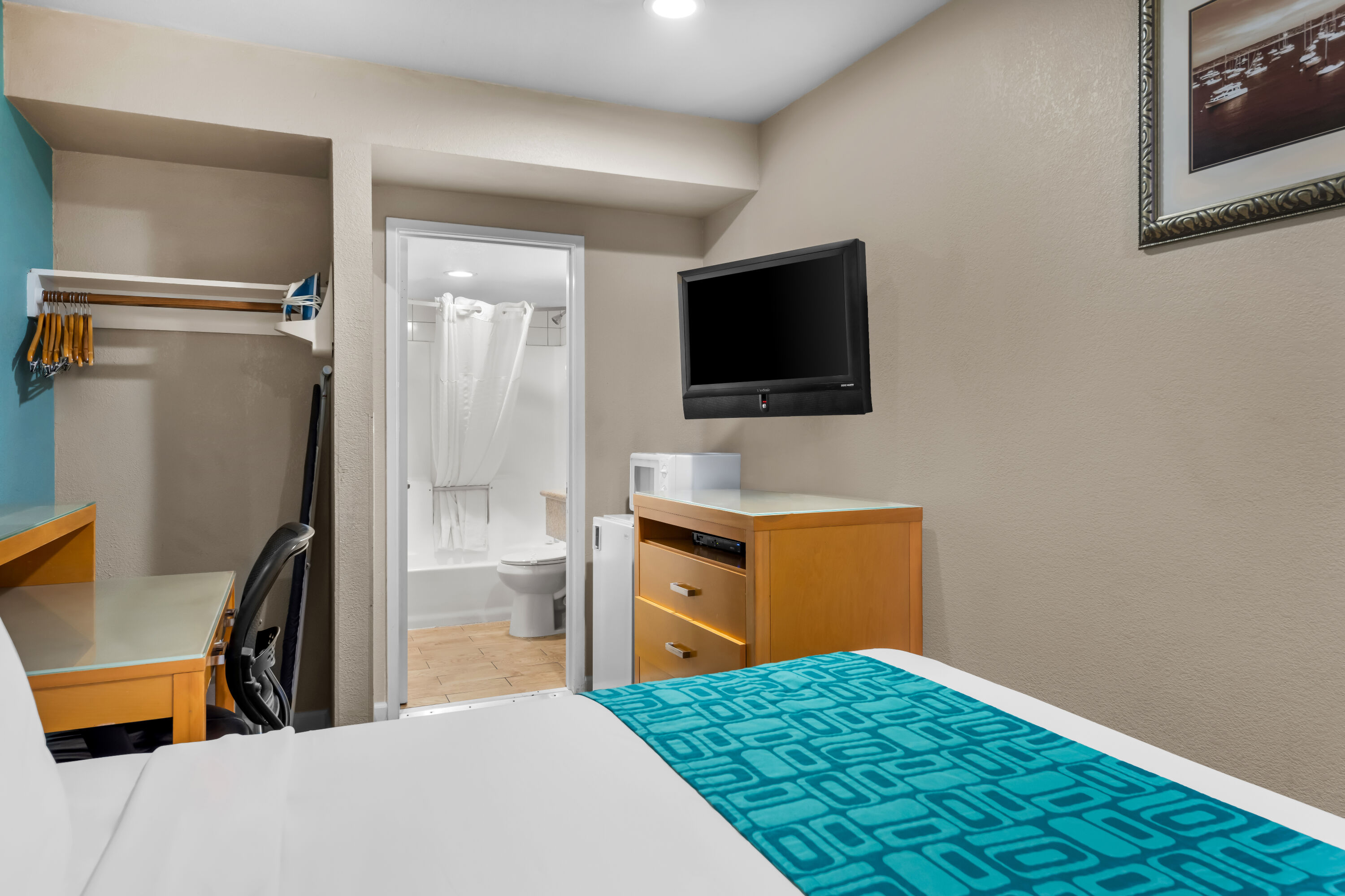 Queen bed guest room at the Howard Johnson by Wyndham Santa Cruz in Santa Cruz, California