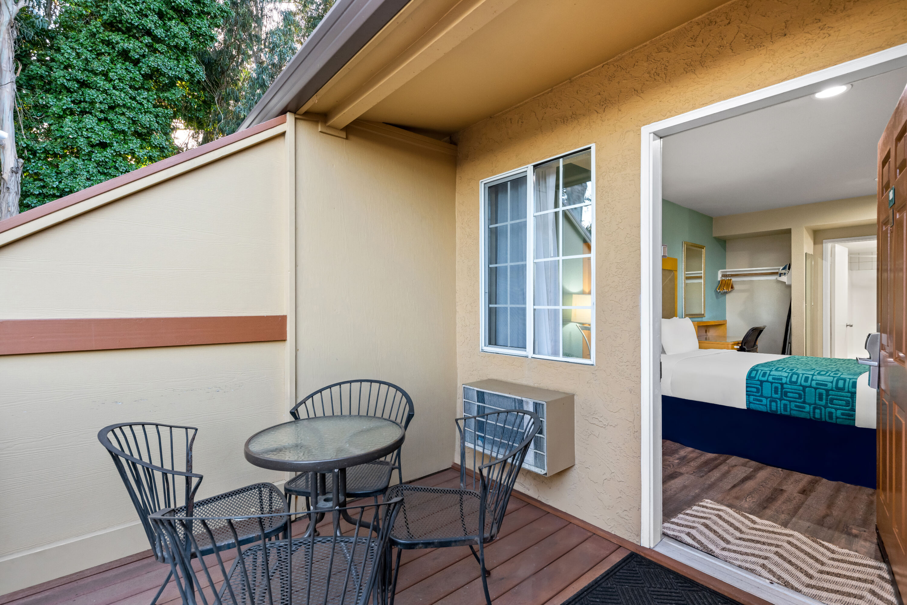 Queen bed guest room at the Howard Johnson by Wyndham Santa Cruz in Santa Cruz, California