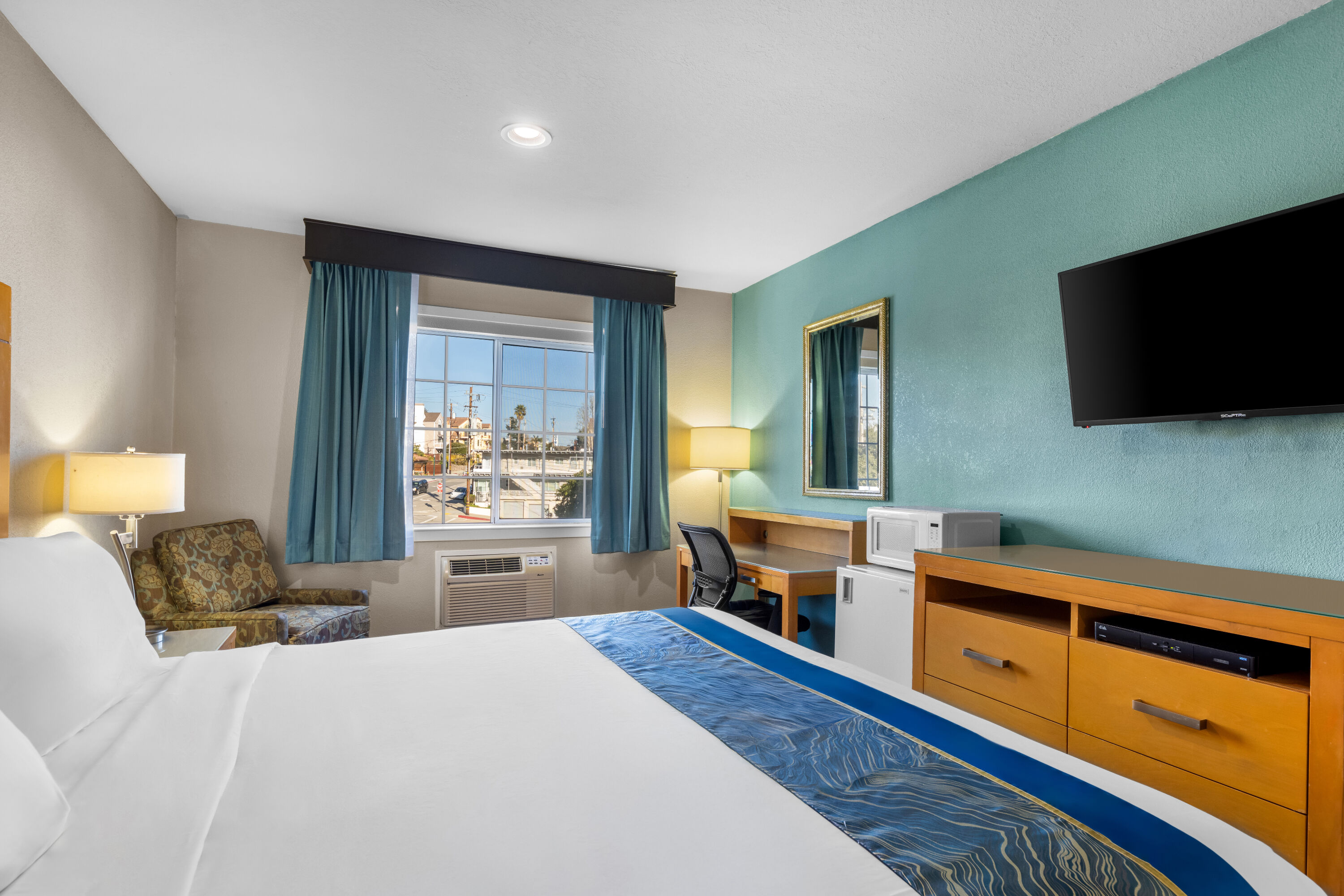 Howard Johnson by Wyndham Santa Cruz suite in Santa Cruz, California