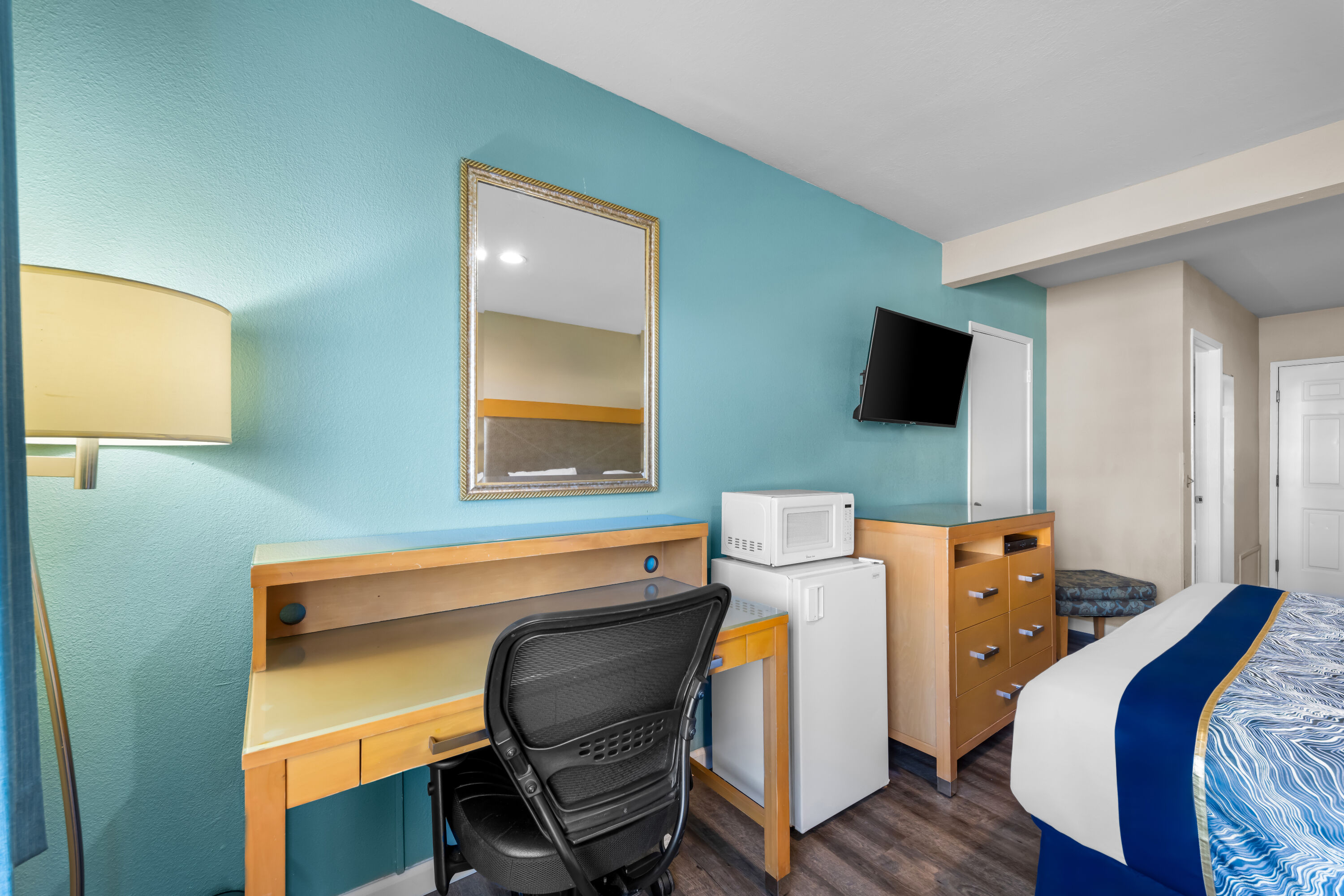 Howard Johnson by Wyndham Santa Cruz suite in Santa Cruz, California