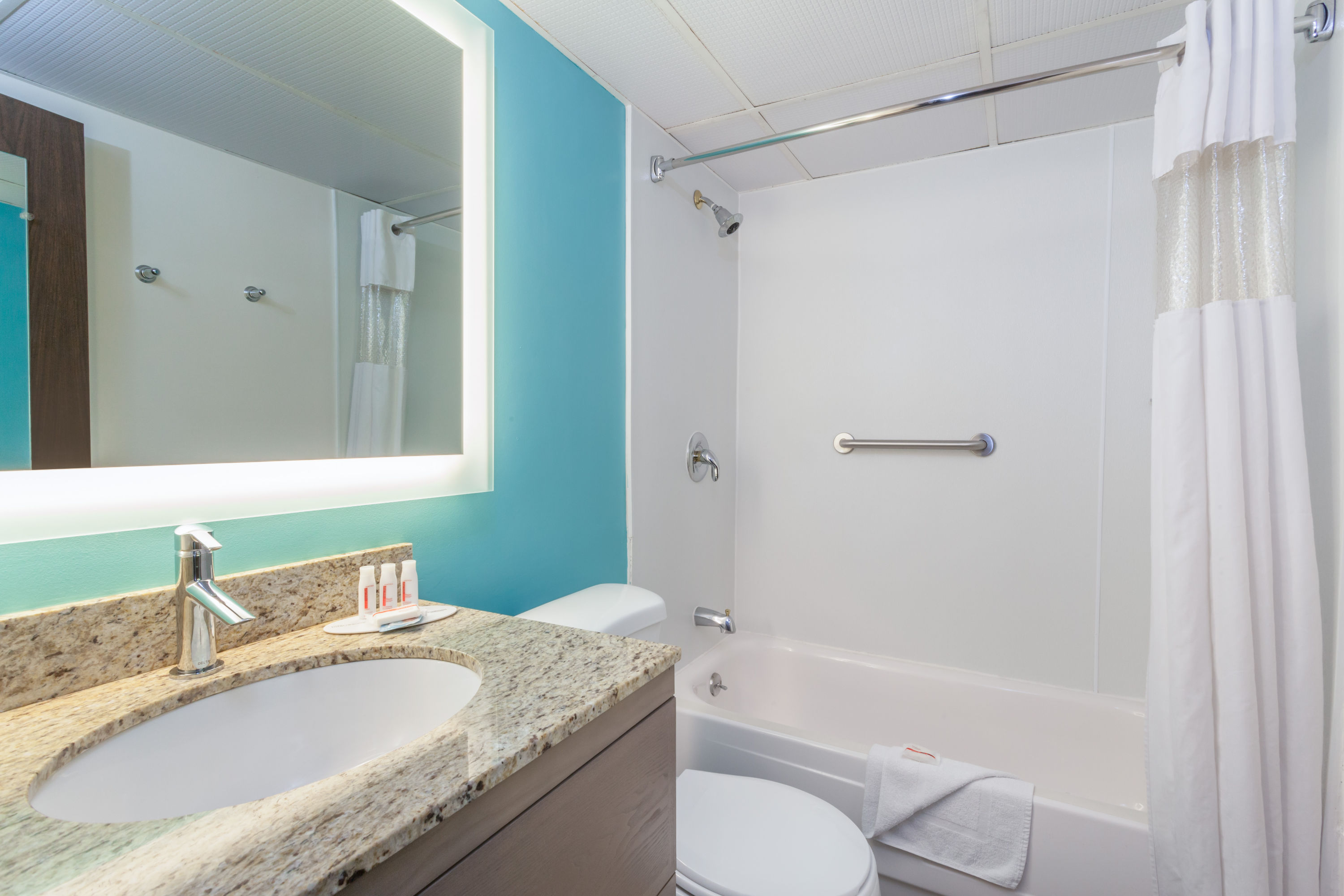 Guest room bath at the Howard Johnson by Wyndham Mystic in Mystic, Connecticut