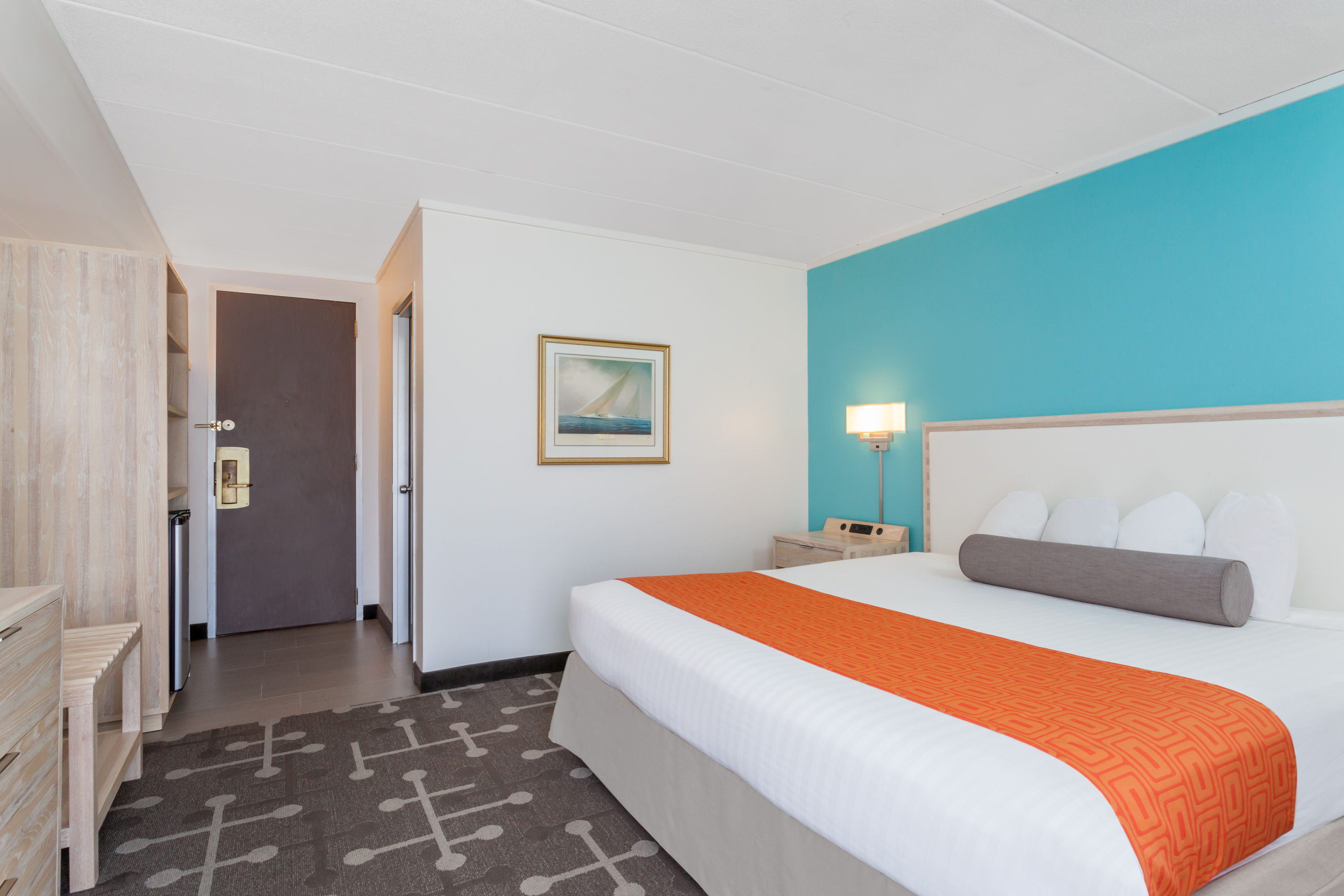 Guest room at the Howard Johnson by Wyndham Mystic in Mystic, Connecticut