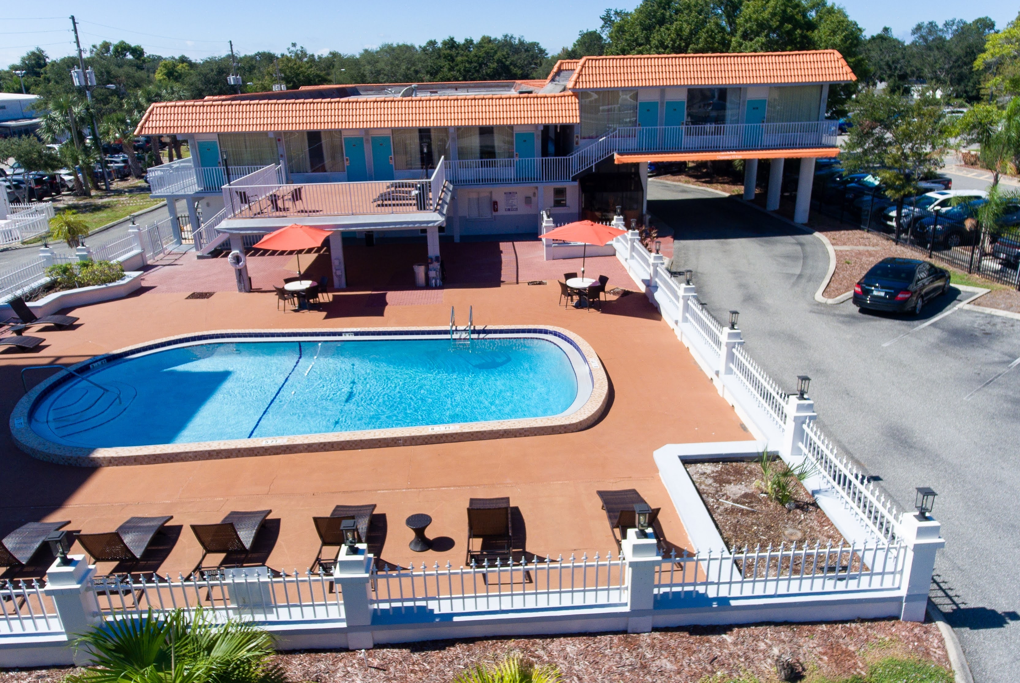 Exterior of Howard Johnson by Wyndham Clearwater/Dunedin hotel in Clearwater, Florida