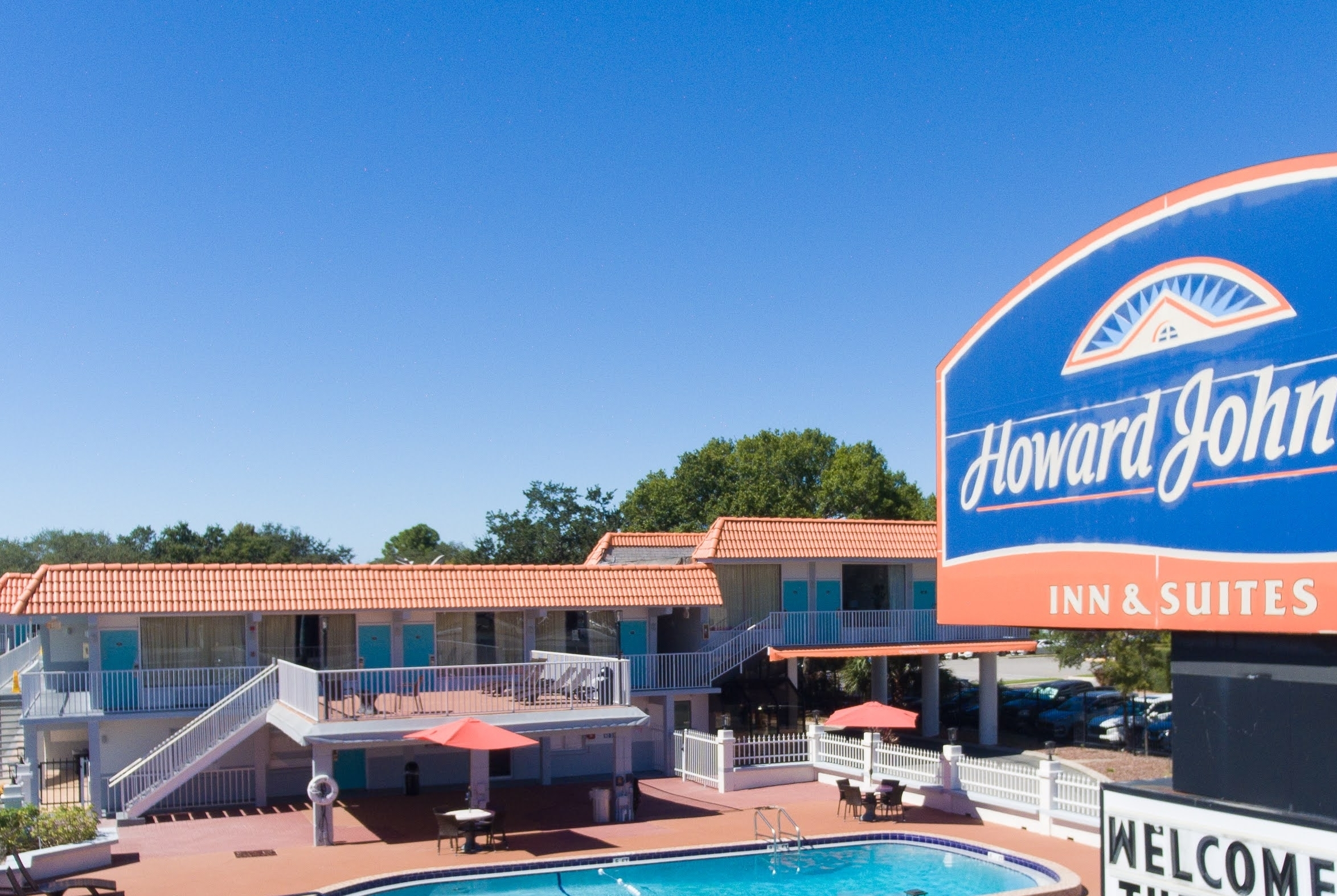 Exterior of Howard Johnson by Wyndham Clearwater/Dunedin hotel in Clearwater, Florida