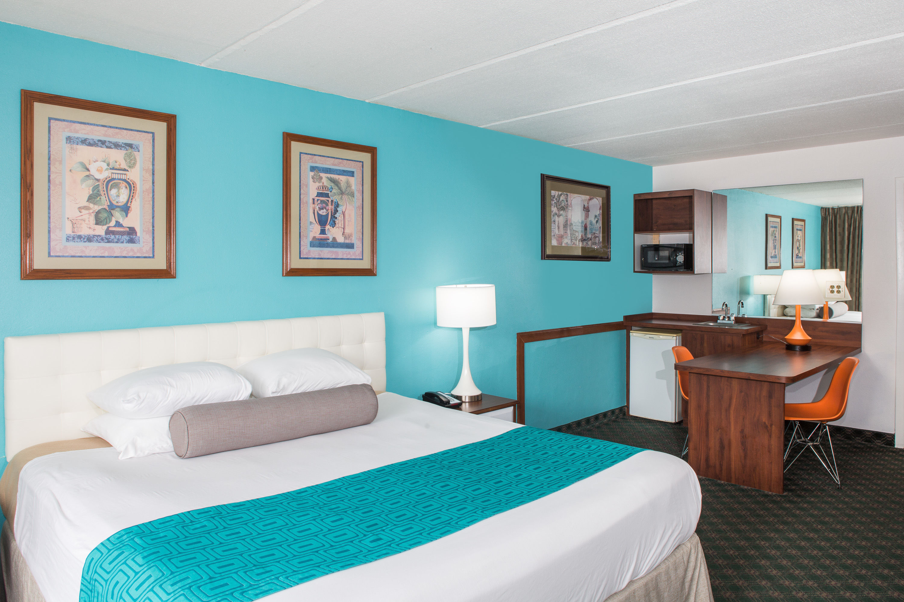 Guest room at the Howard Johnson by Wyndham Clearwater/Dunedin in Clearwater, Florida