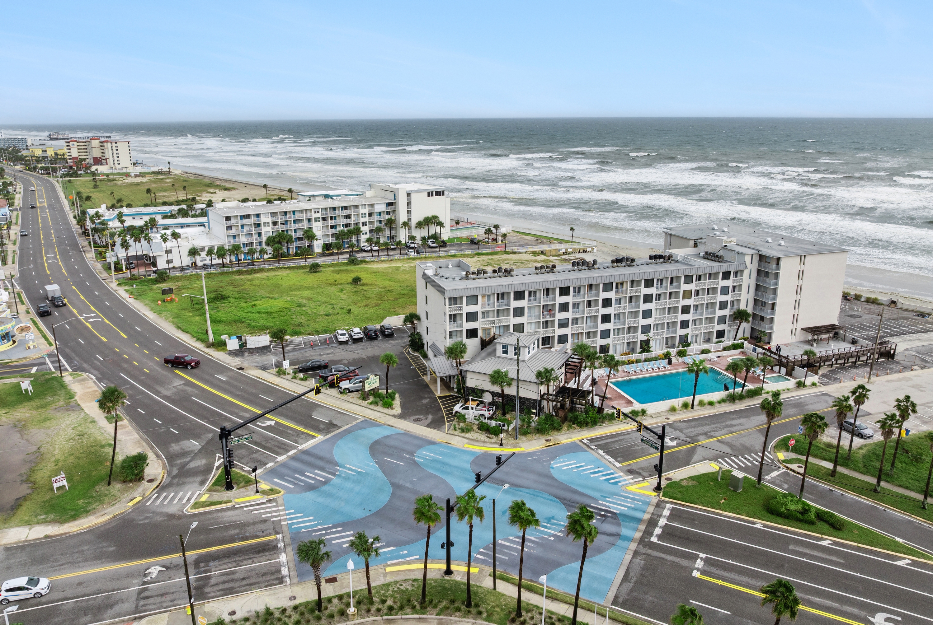 Exterior of Howard Johnson by Wyndham Oceanfront Daytona Beach hotel in Daytona Beach, Florida