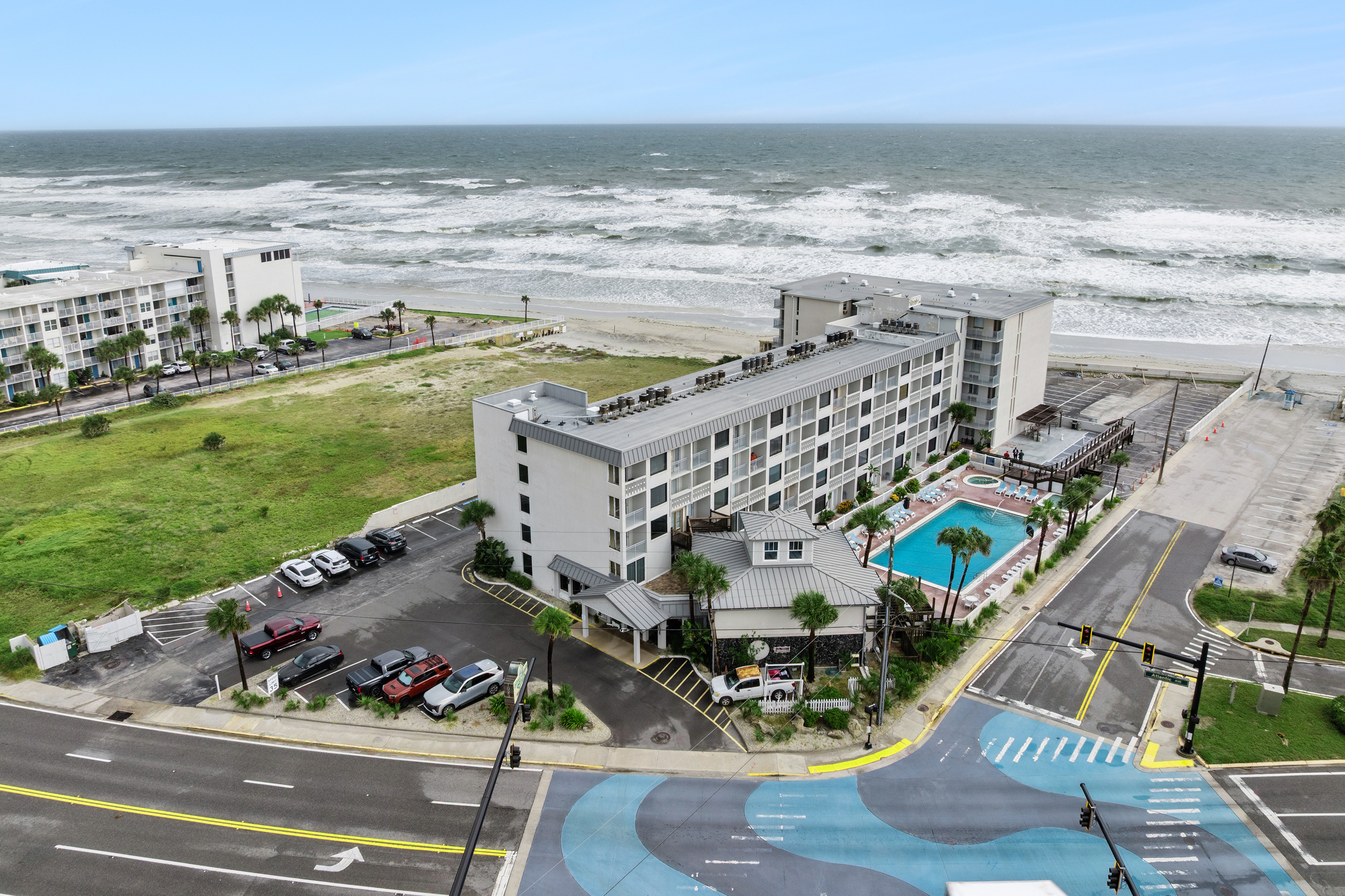 Exterior of Howard Johnson by Wyndham Oceanfront Daytona Beach hotel in Daytona Beach, Florida