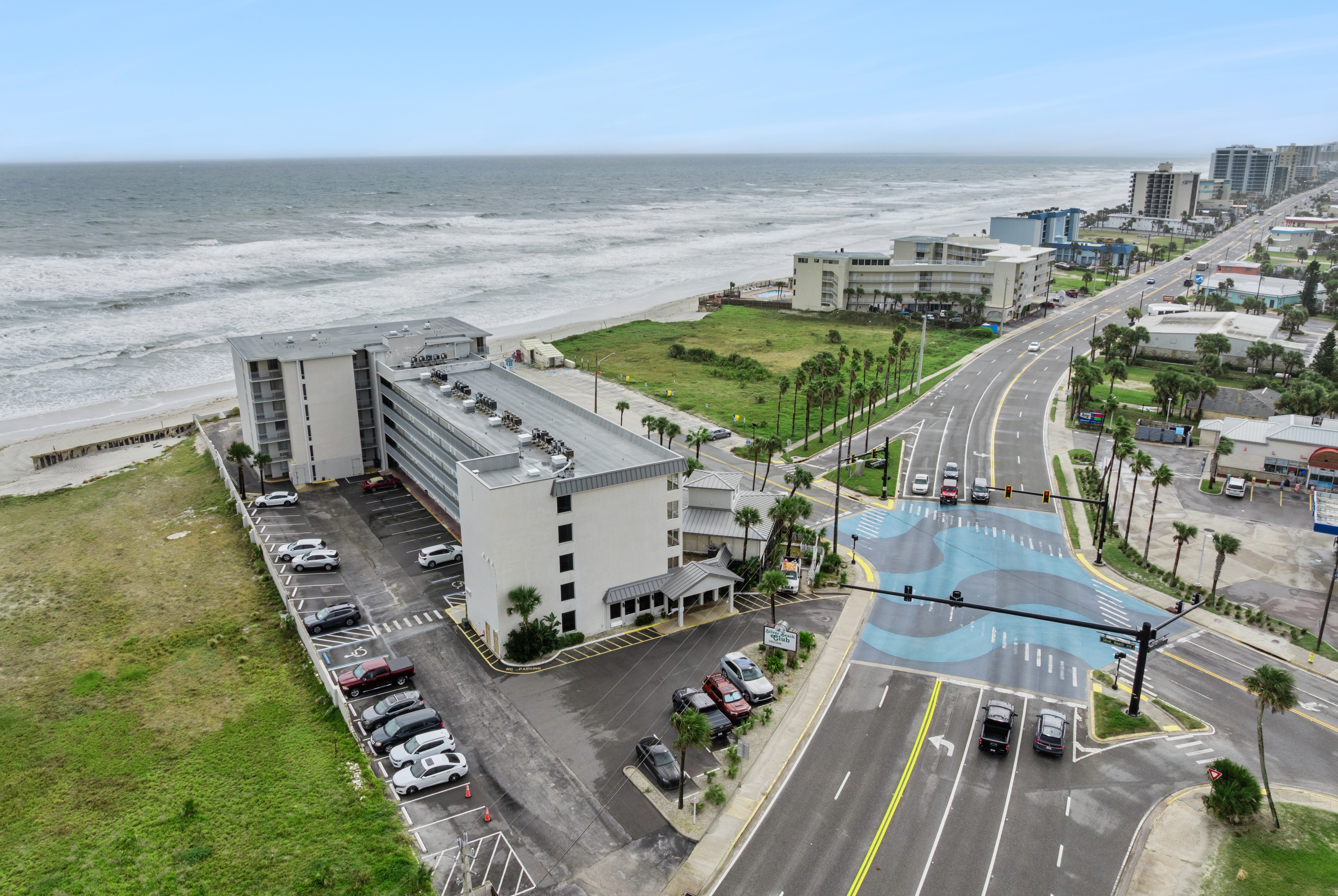 Exterior of Howard Johnson by Wyndham Oceanfront Daytona Beach hotel in Daytona Beach, Florida
