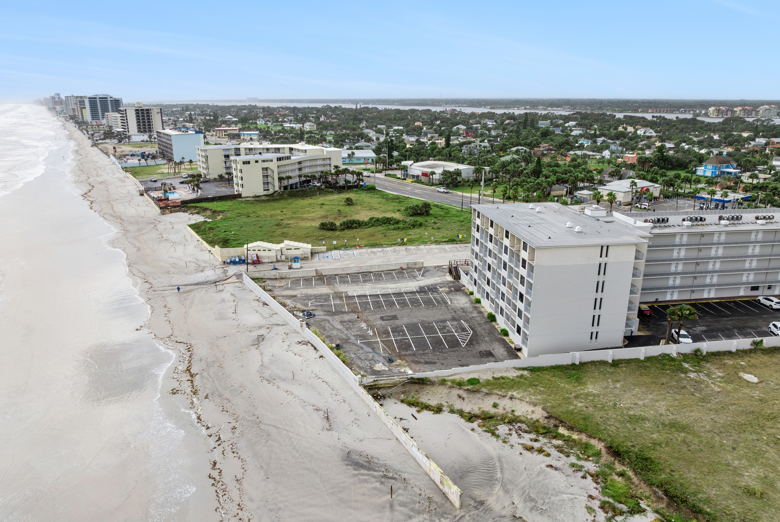 Exterior of Howard Johnson by Wyndham Oceanfront Daytona Beach hotel in Daytona Beach, Florida