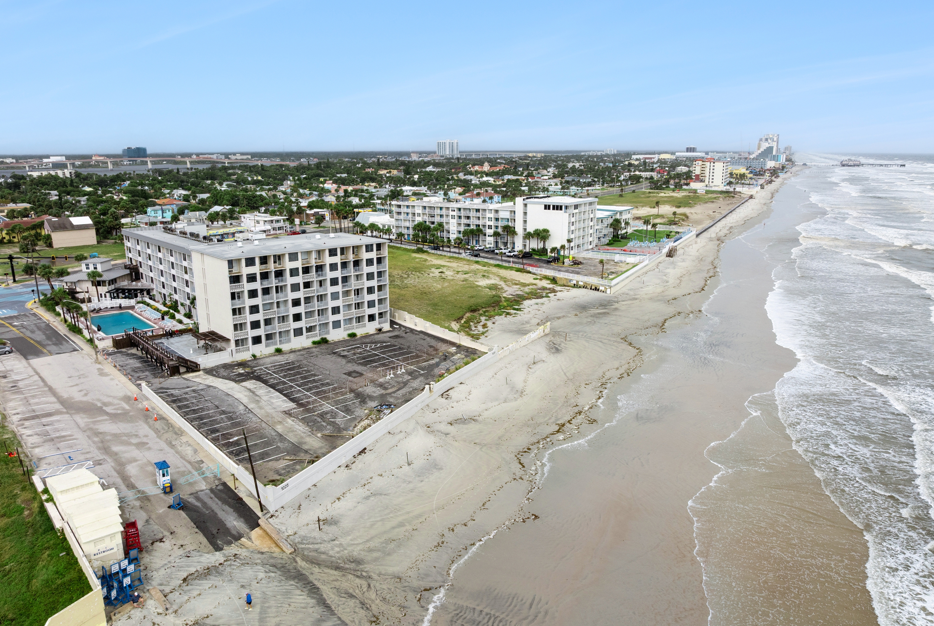 Exterior of Howard Johnson by Wyndham Oceanfront Daytona Beach hotel in Daytona Beach, Florida