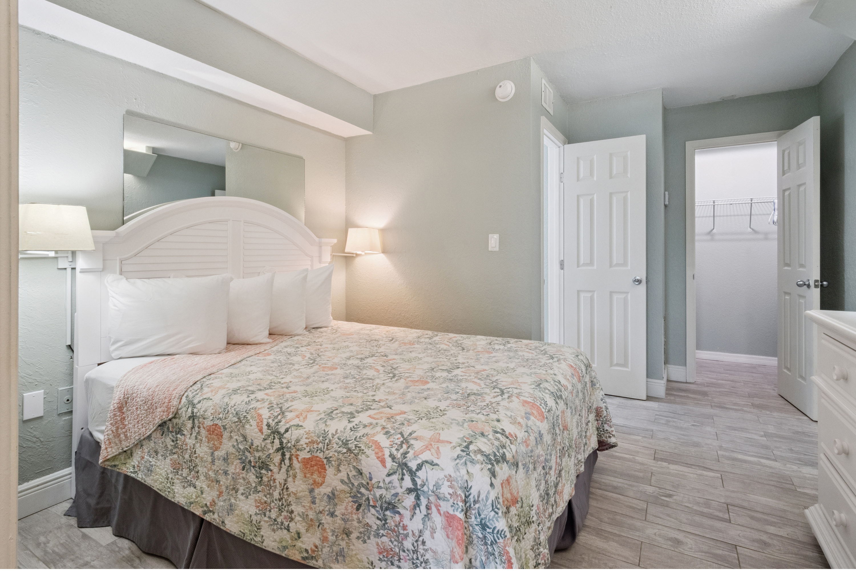 Guest room at the Howard Johnson by Wyndham Oceanfront Daytona Beach in Daytona Beach, Florida