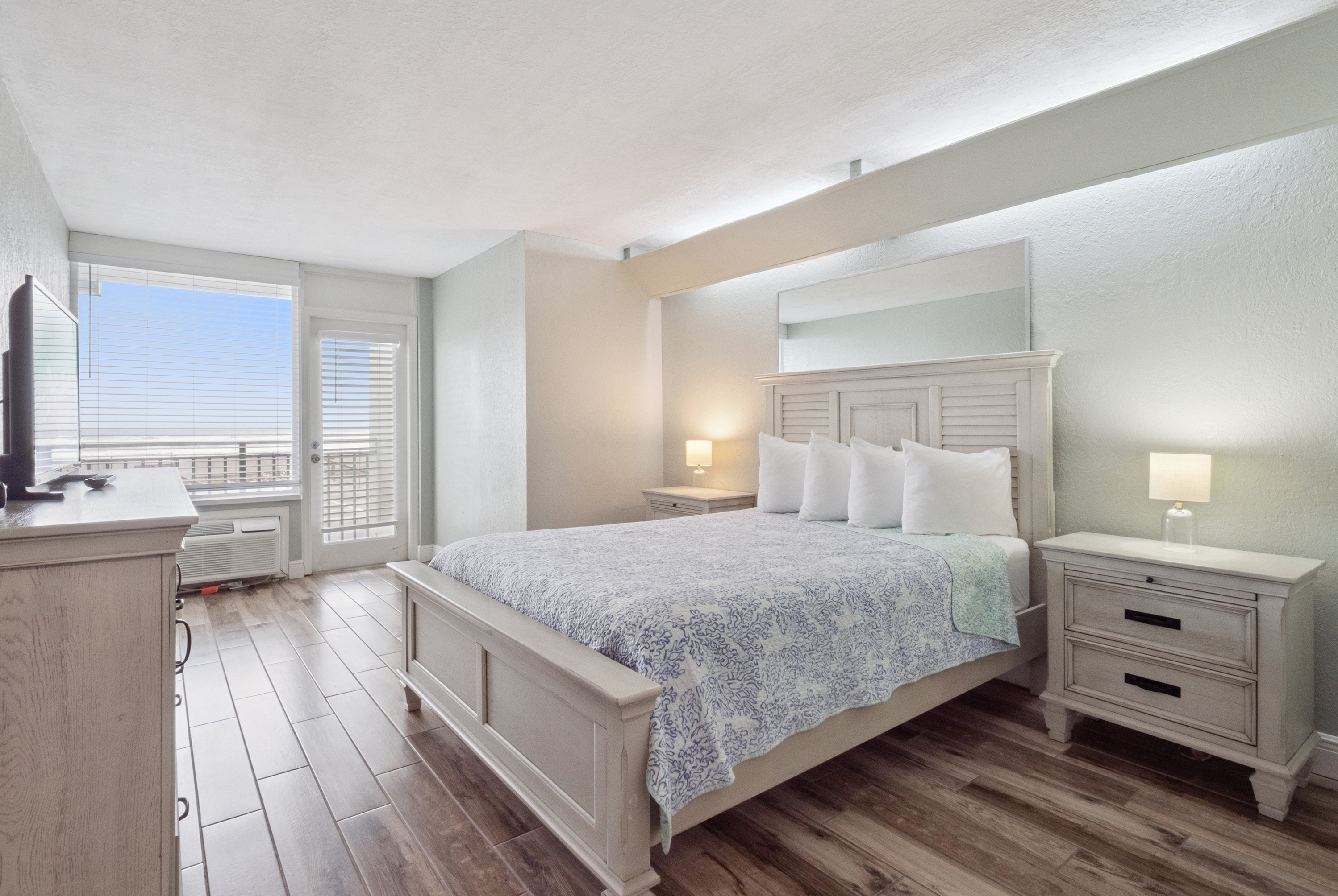 Guest room at the Howard Johnson by Wyndham Oceanfront Daytona Beach in Daytona Beach, Florida