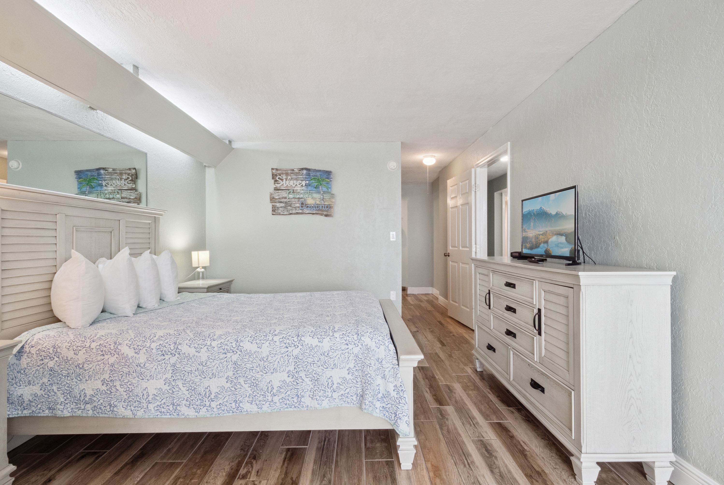 Guest room at the Howard Johnson by Wyndham Oceanfront Daytona Beach in Daytona Beach, Florida