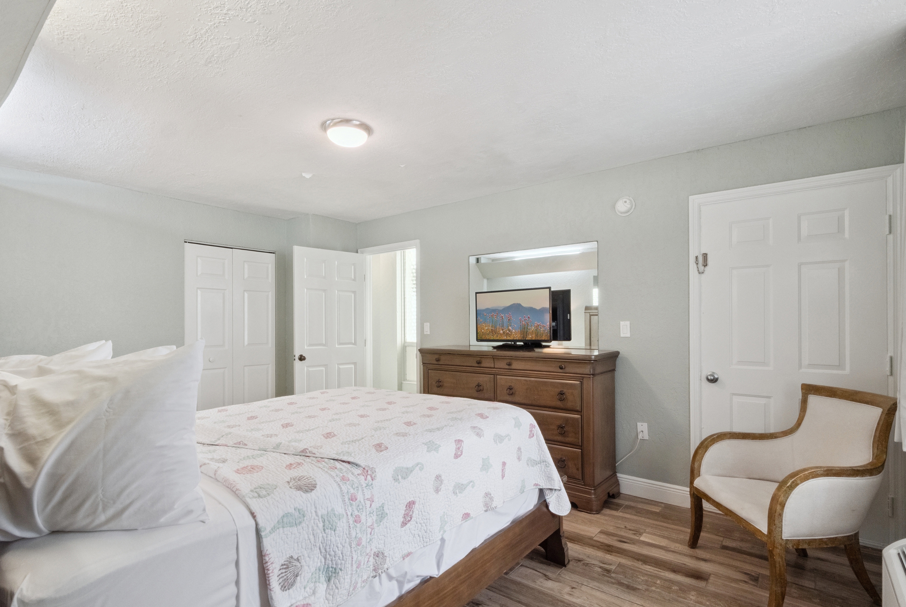 Guest room at the Howard Johnson by Wyndham Oceanfront Daytona Beach in Daytona Beach, Florida