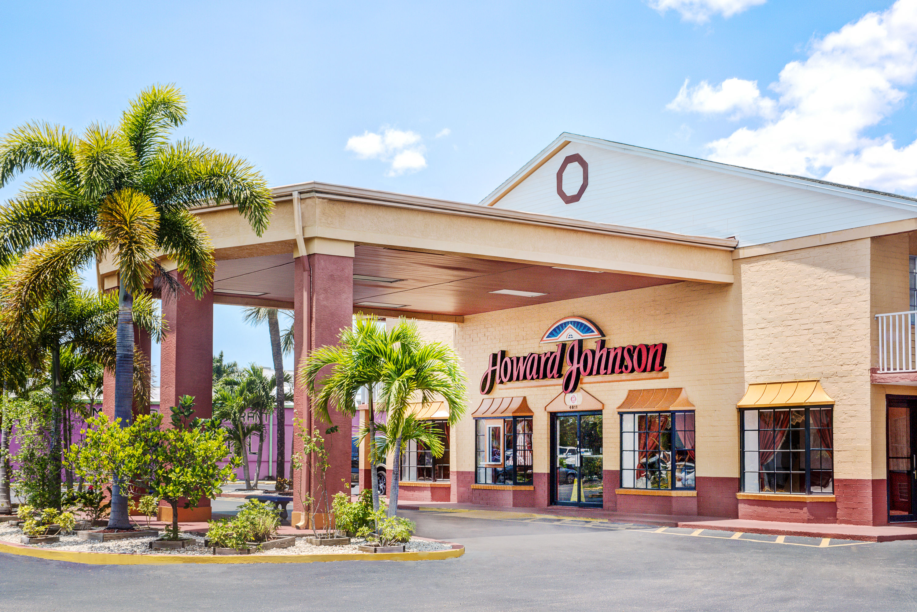 Exterior Day Image of Howard Johnson by Wyndham Ft. Myers FL hotel in Fort Myers, Florida