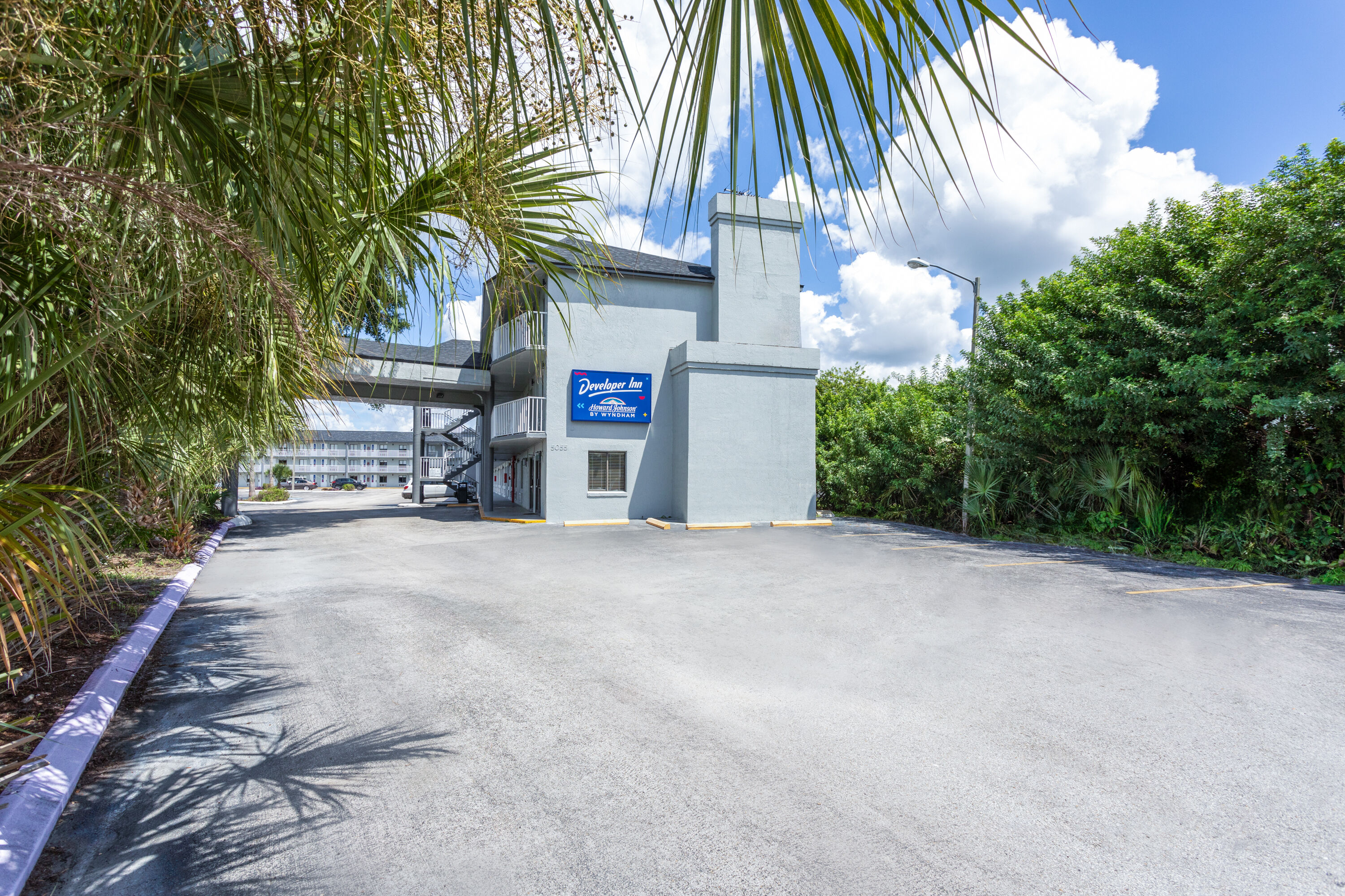Exterior Day Image of Howard Johnson by Wyndham Orlando Lake Buena Vista South hotel in Kissimmee, Florida
