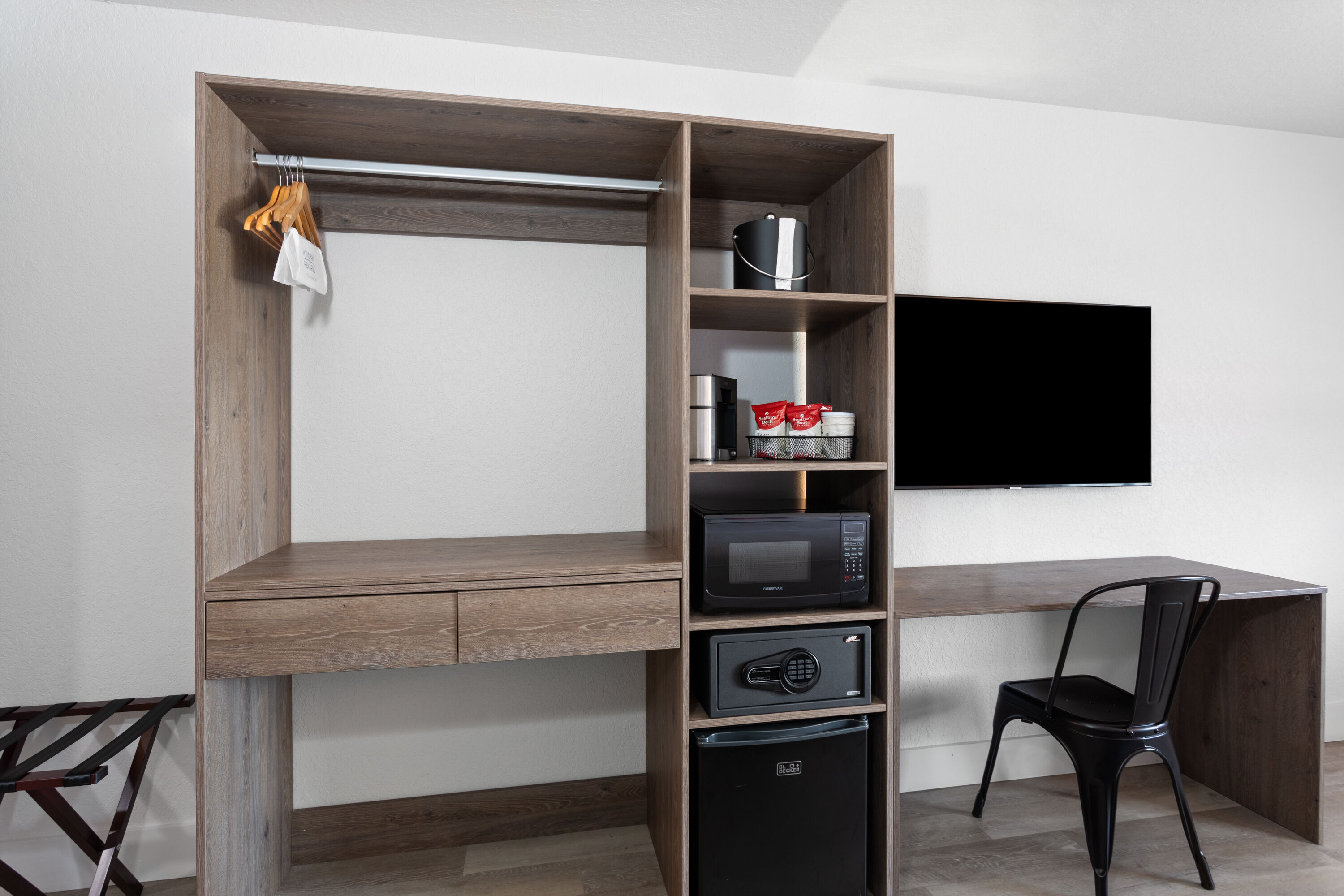 Guest room at the Howard Johnson by Wyndham Orlando Lake Buena Vista South in Kissimmee, Florida