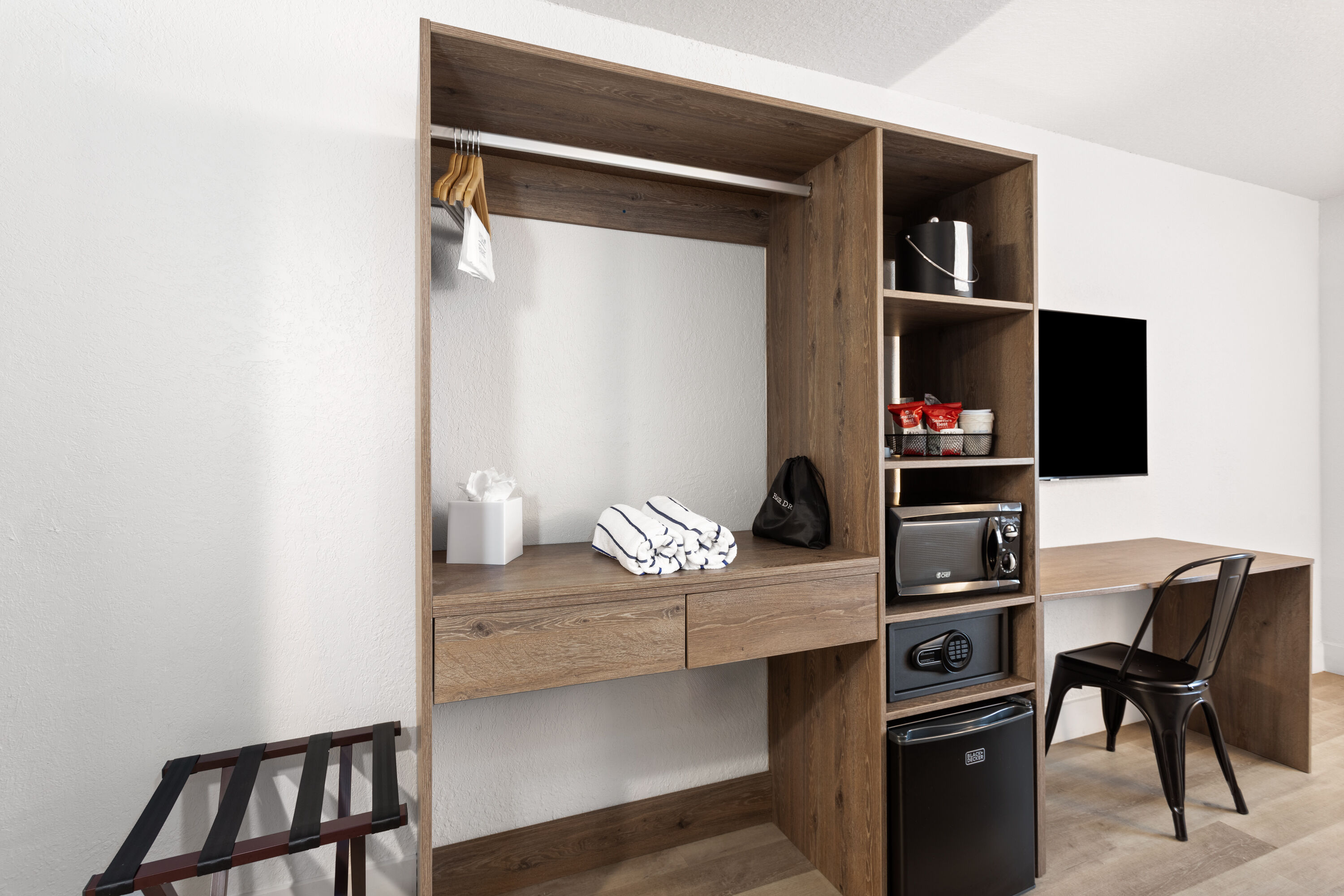 Guest room at the Howard Johnson by Wyndham Orlando Lake Buena Vista South in Kissimmee, Florida