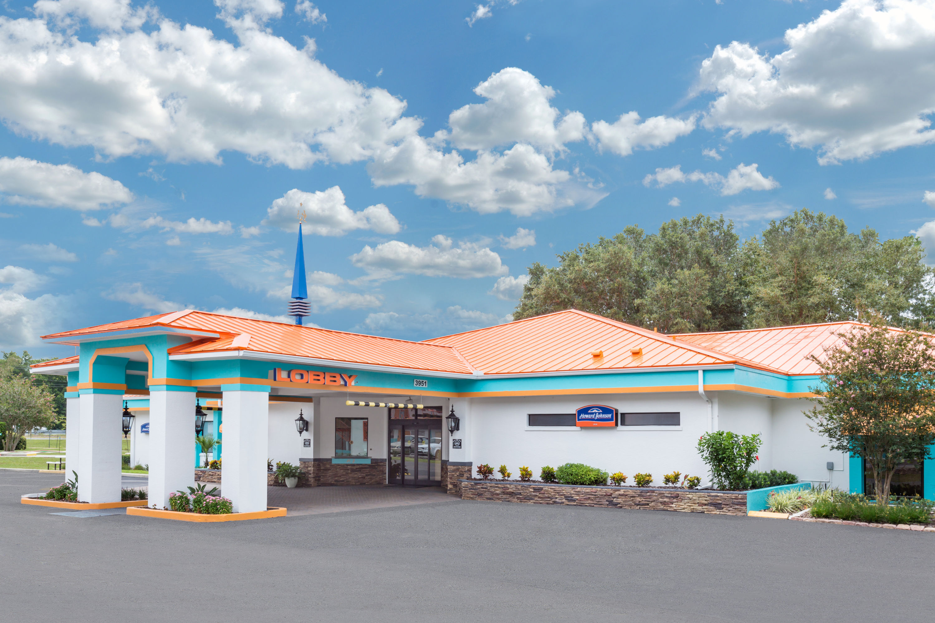 Exterior Day Image of Howard Johnson by Wyndham Ocala FL I-75 hotel in Ocala, Florida