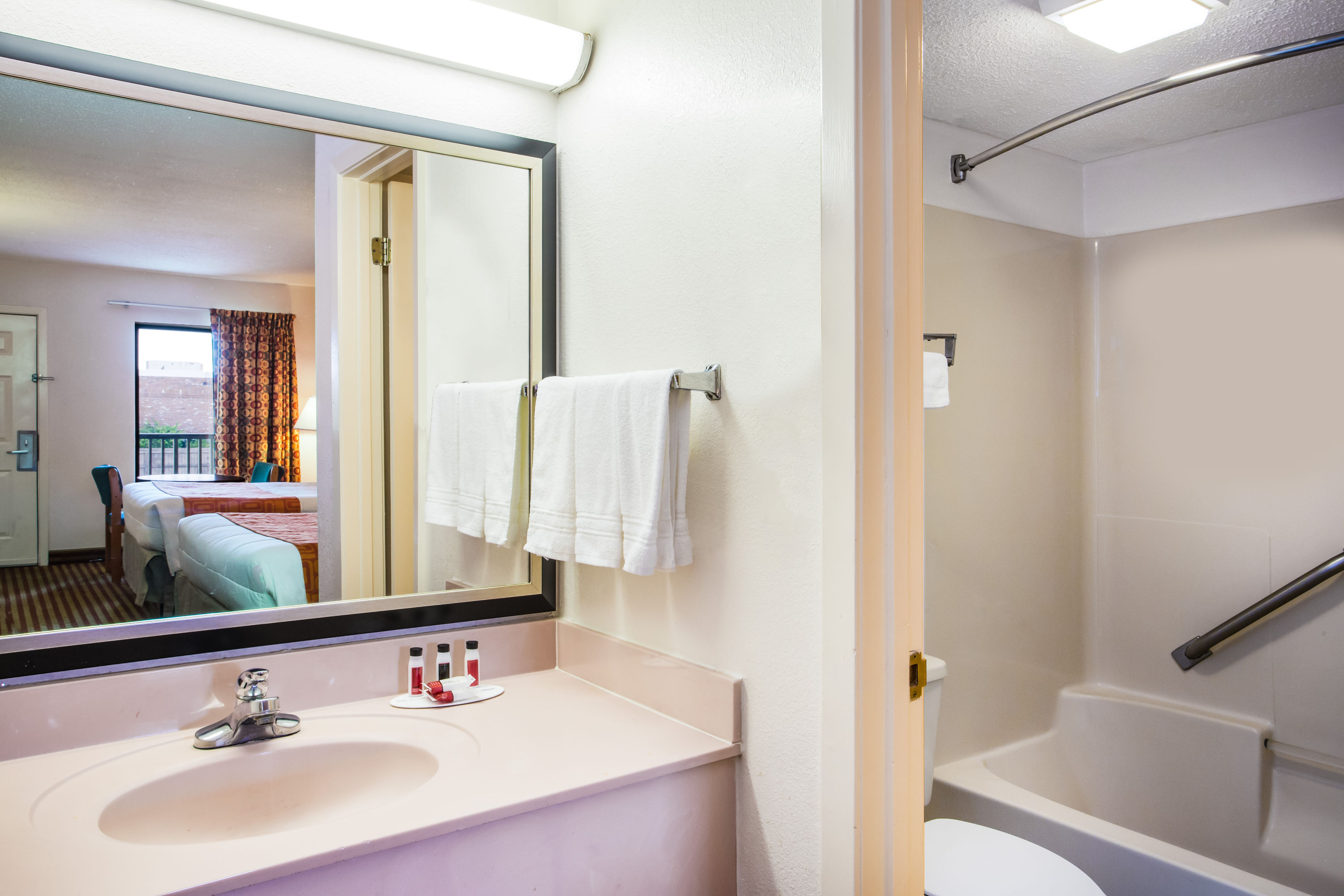 Howard Johnson by Wyndham Panama City | Panama City, FL Hotels