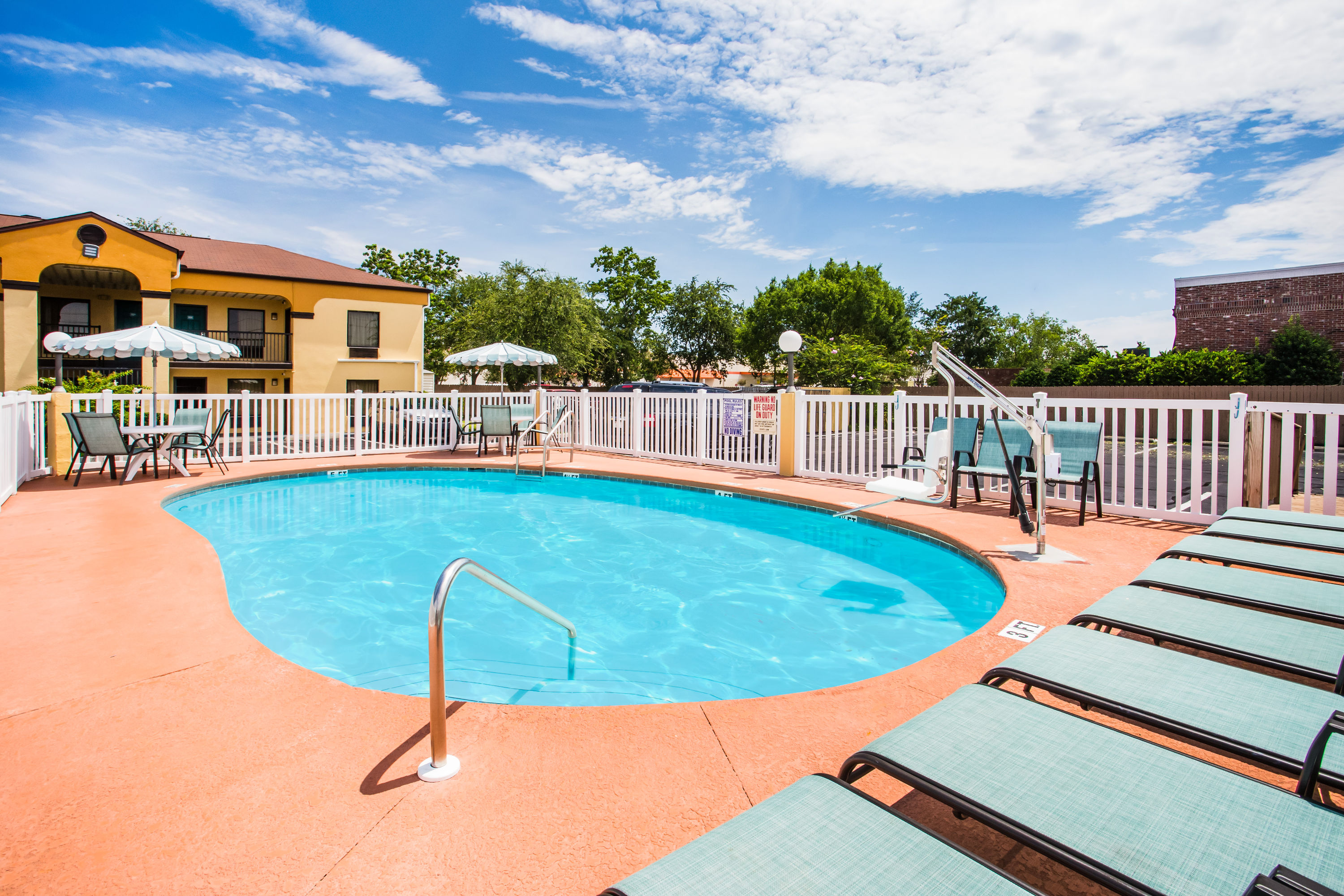 Howard Johnson by Wyndham Panama City | Panama City, FL Hotels