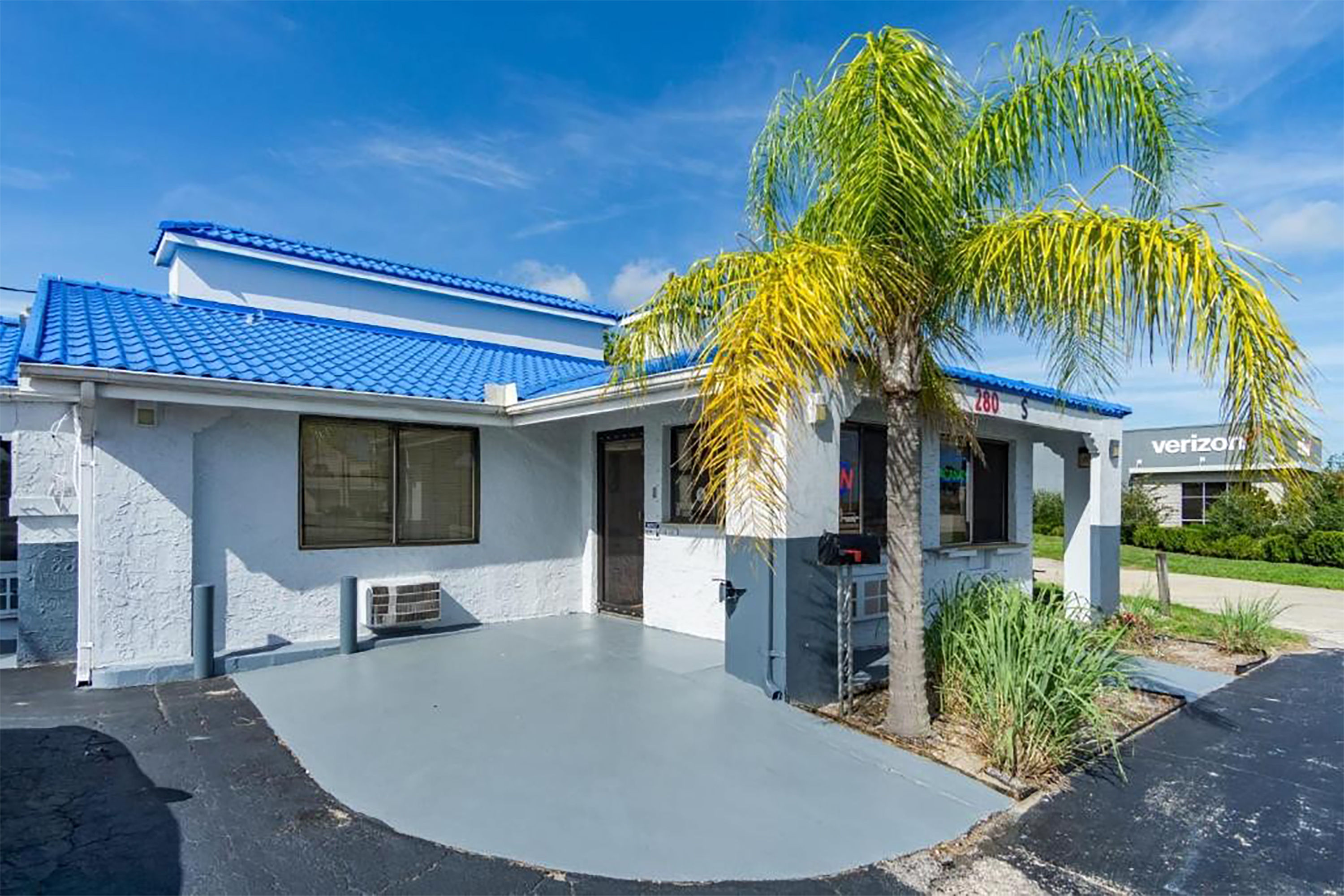 Exterior of Howard Johnson by Wyndham Sebring hotel in Sebring, Florida