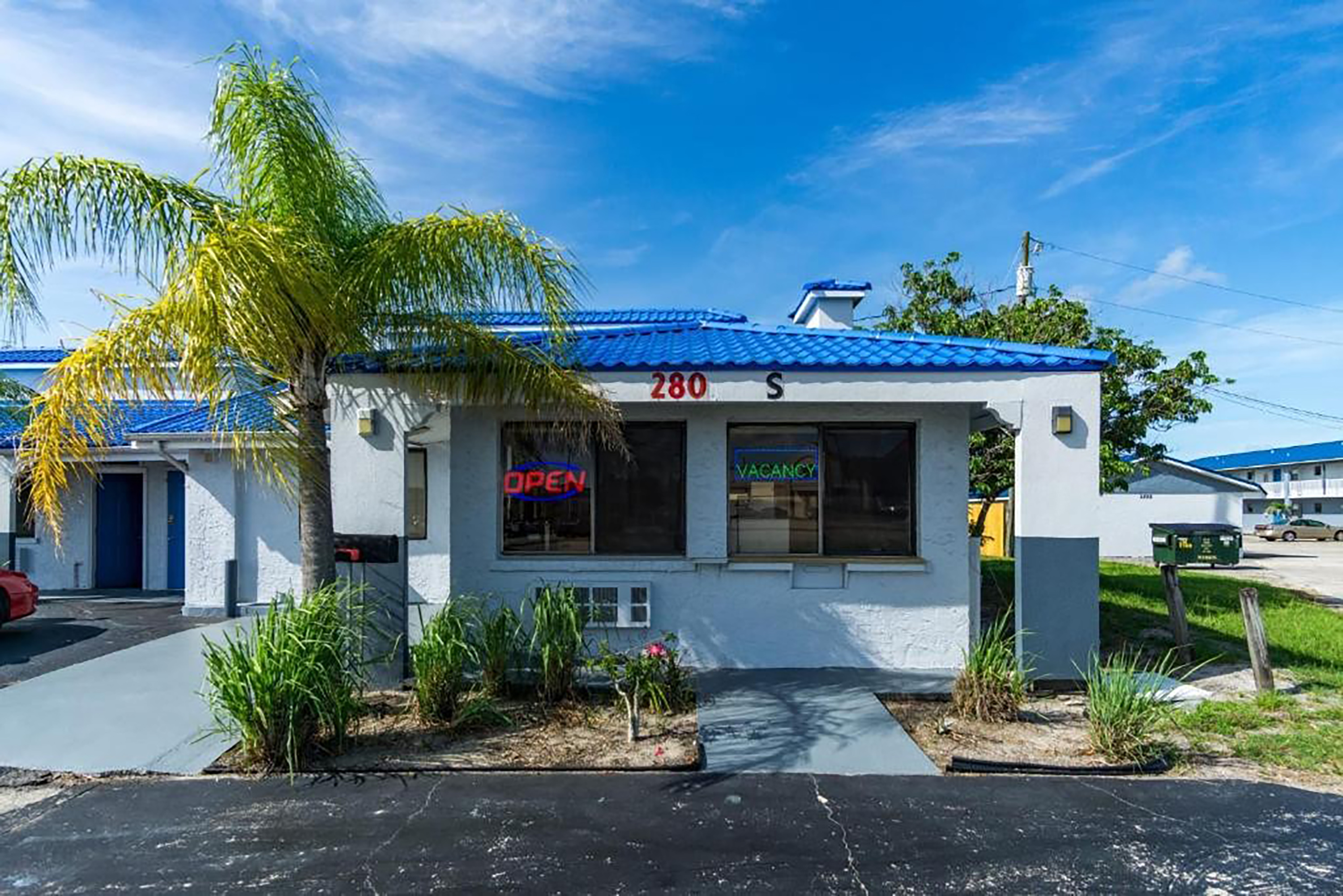 Exterior of Howard Johnson by Wyndham Sebring hotel in Sebring, Florida