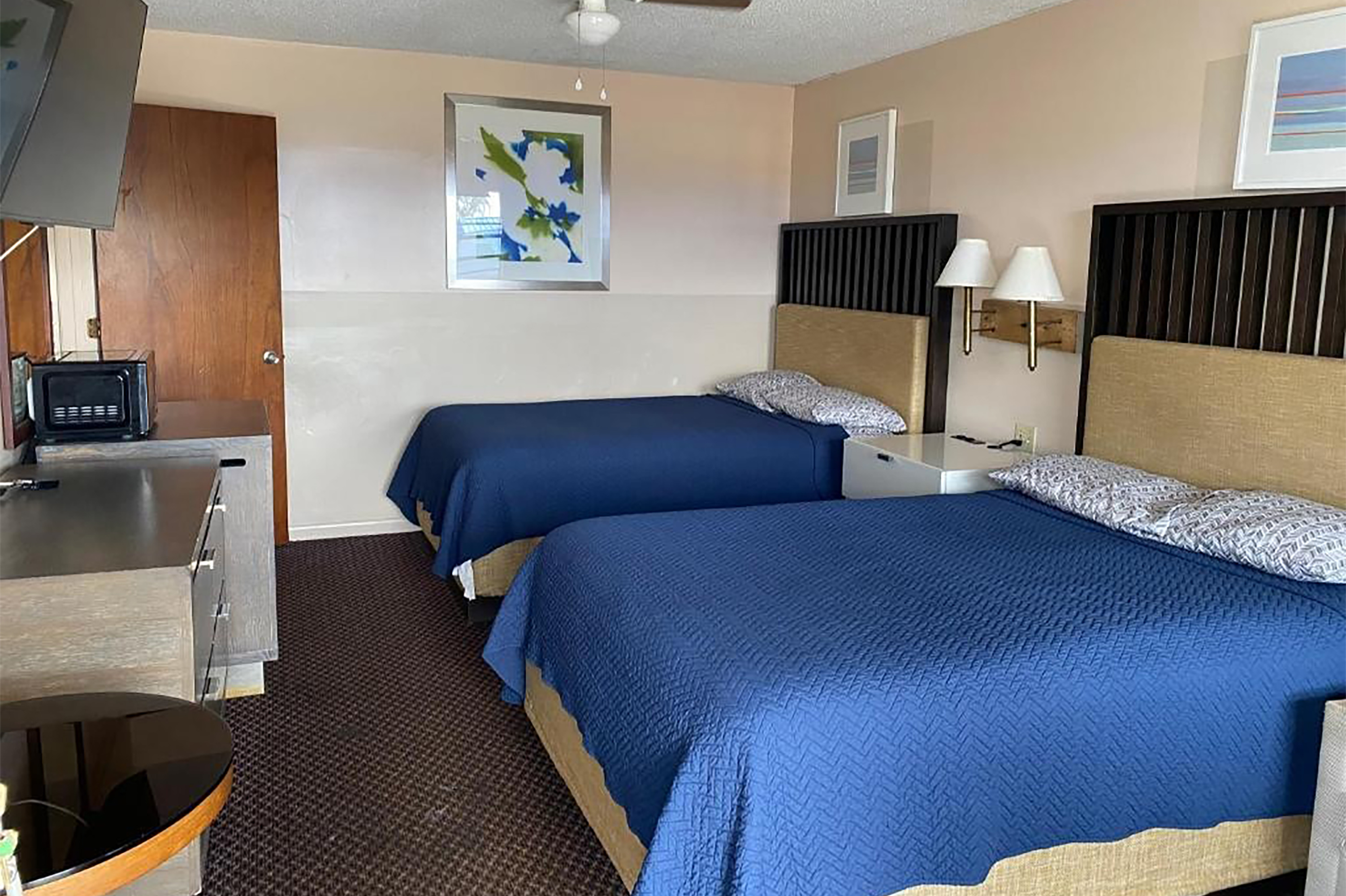 Guest room at the Howard Johnson by Wyndham Sebring in Sebring, Florida
