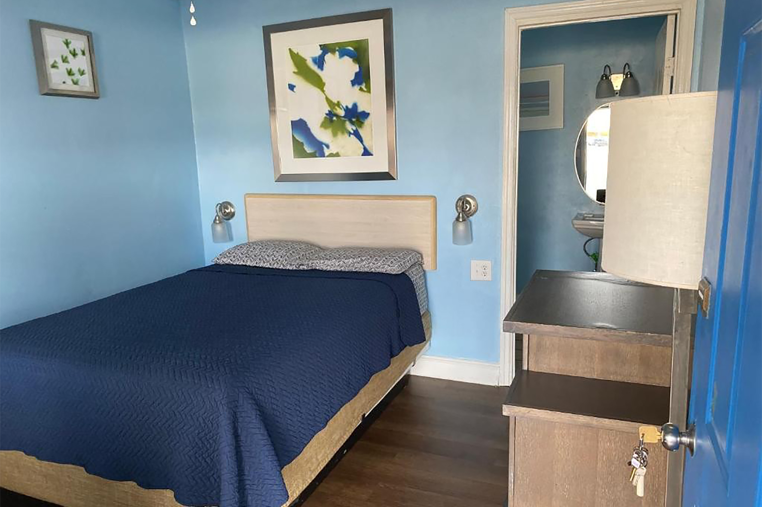 Guest room at the Howard Johnson by Wyndham Sebring in Sebring, Florida
