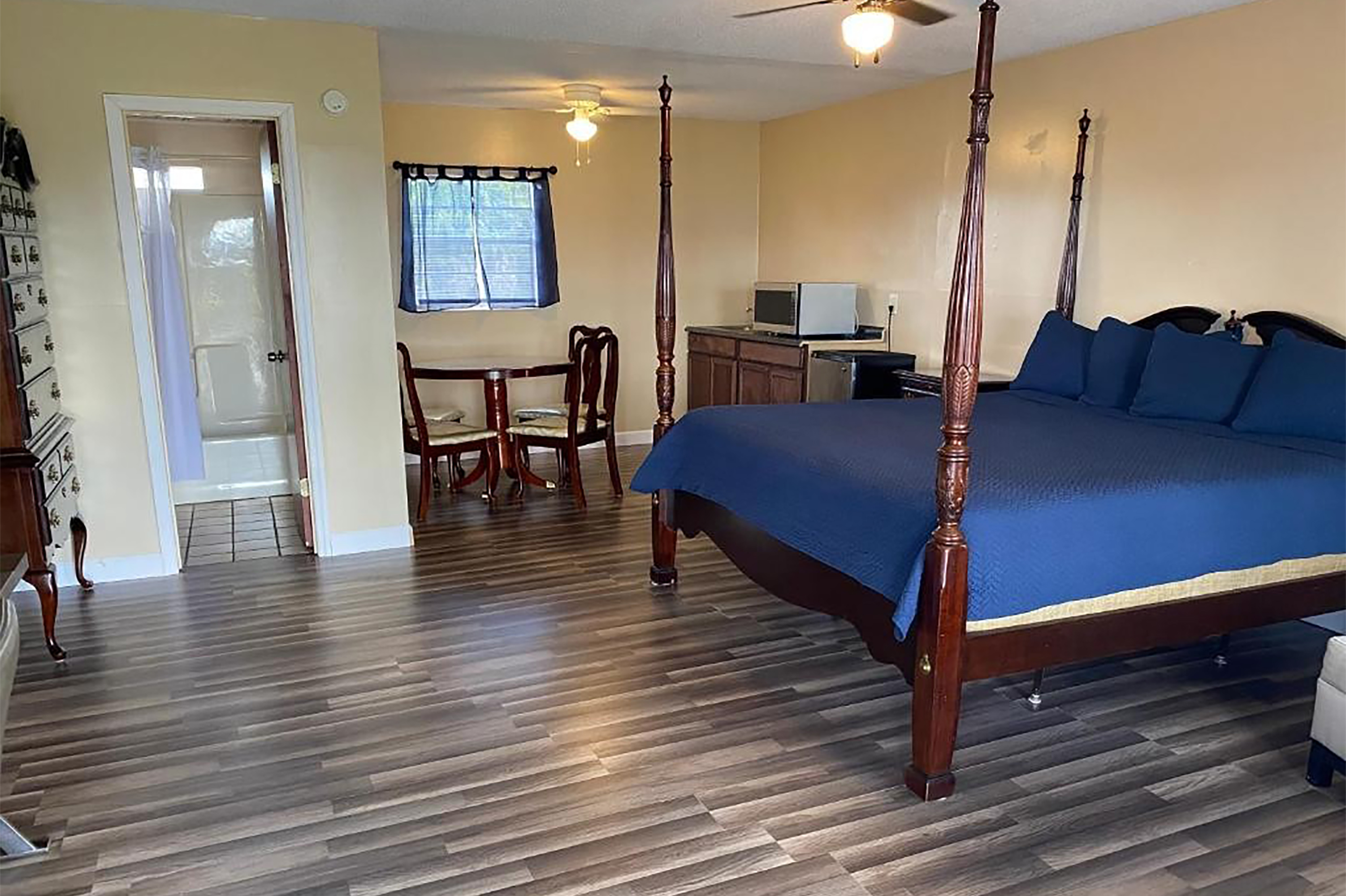 Guest room at the Howard Johnson by Wyndham Sebring in Sebring, Florida