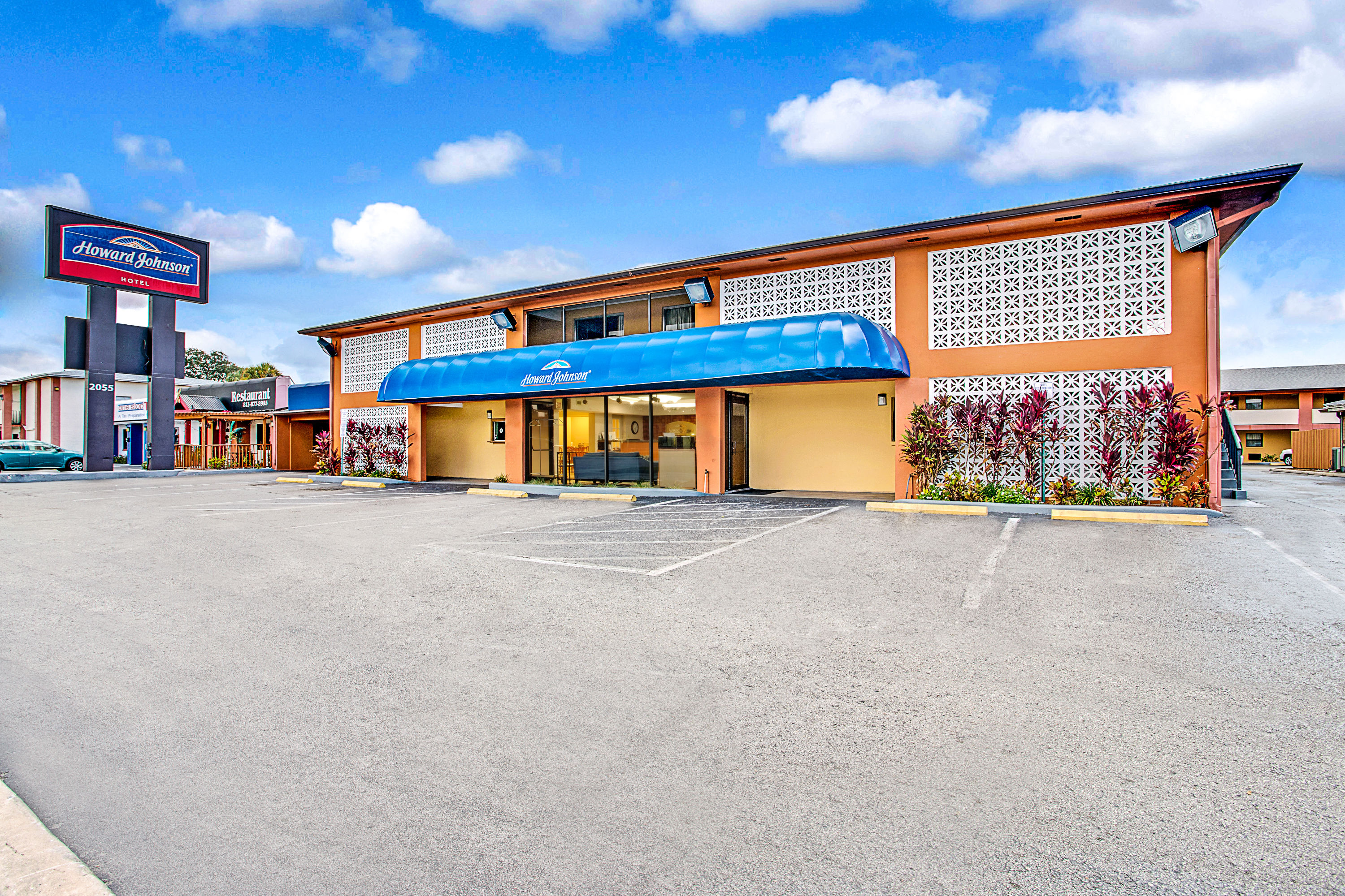 Howard Johnson By Wyndham Tampa Airport Stadium Tampa Fl Hotels