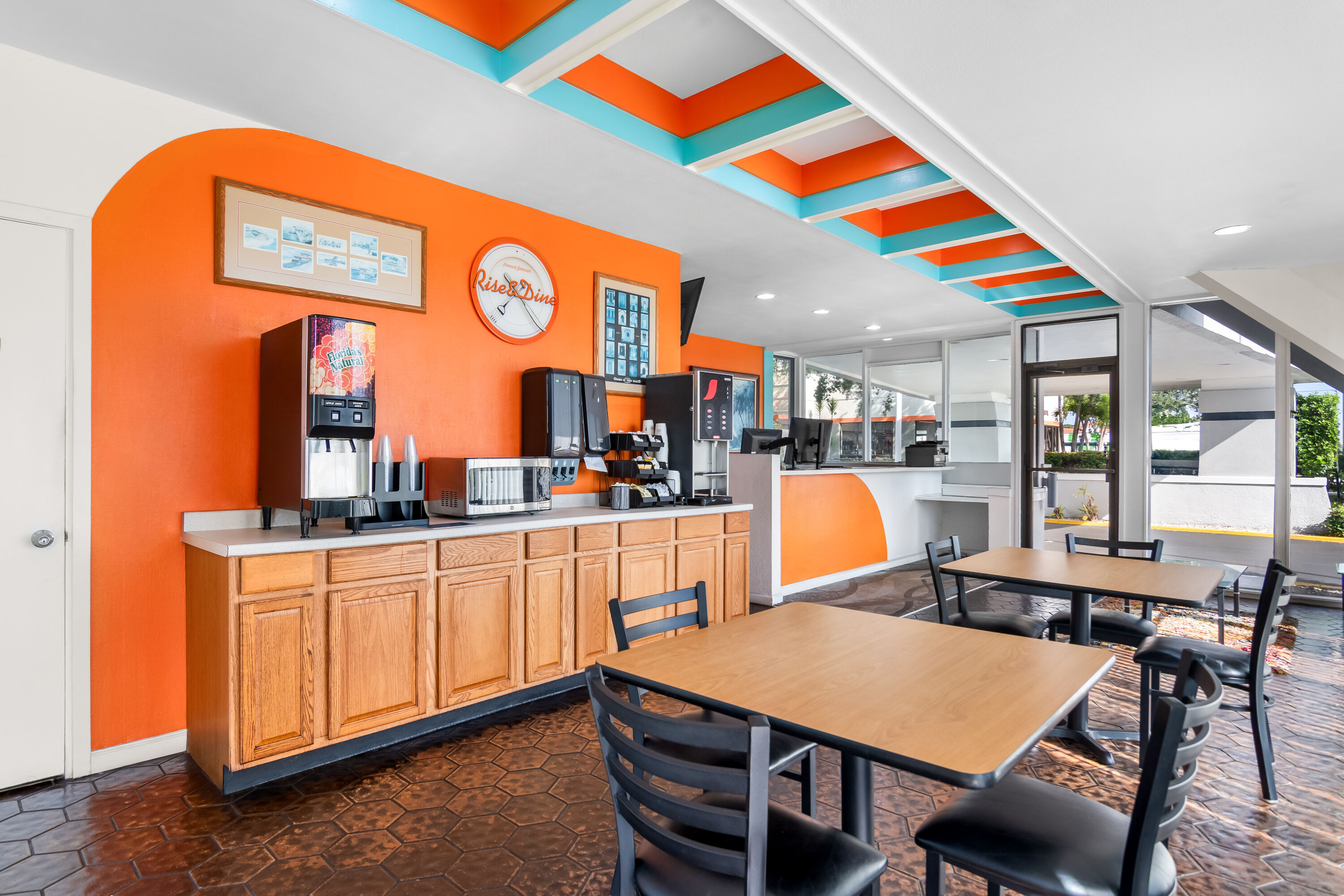 Howard Johnson by Wyndham Vero Beach / Downtown restaurant breakfast area with seating in Vero Beach, Florida