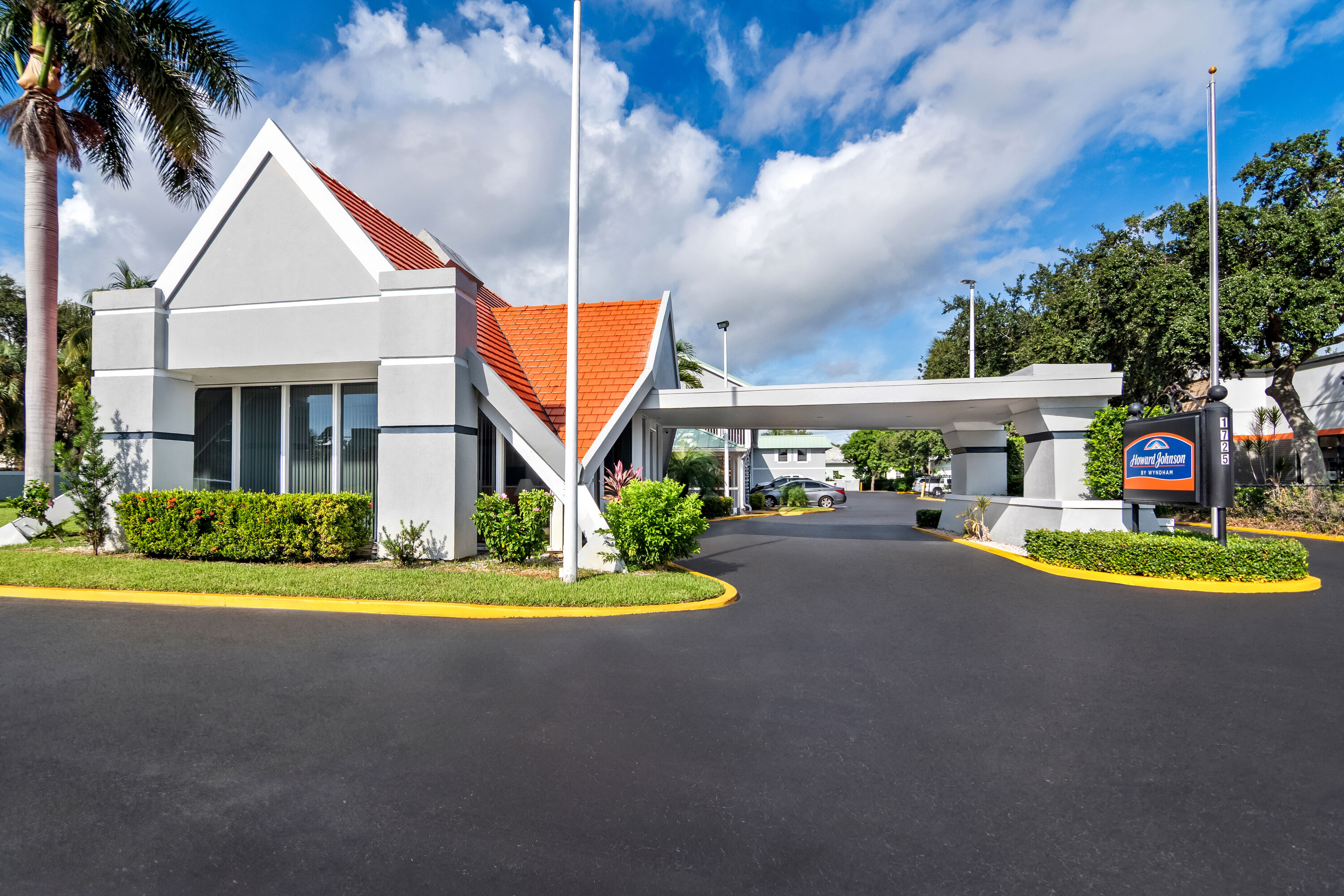 Exterior Day Image of Howard Johnson by Wyndham Vero Beach / Downtown hotel in Vero Beach, Florida