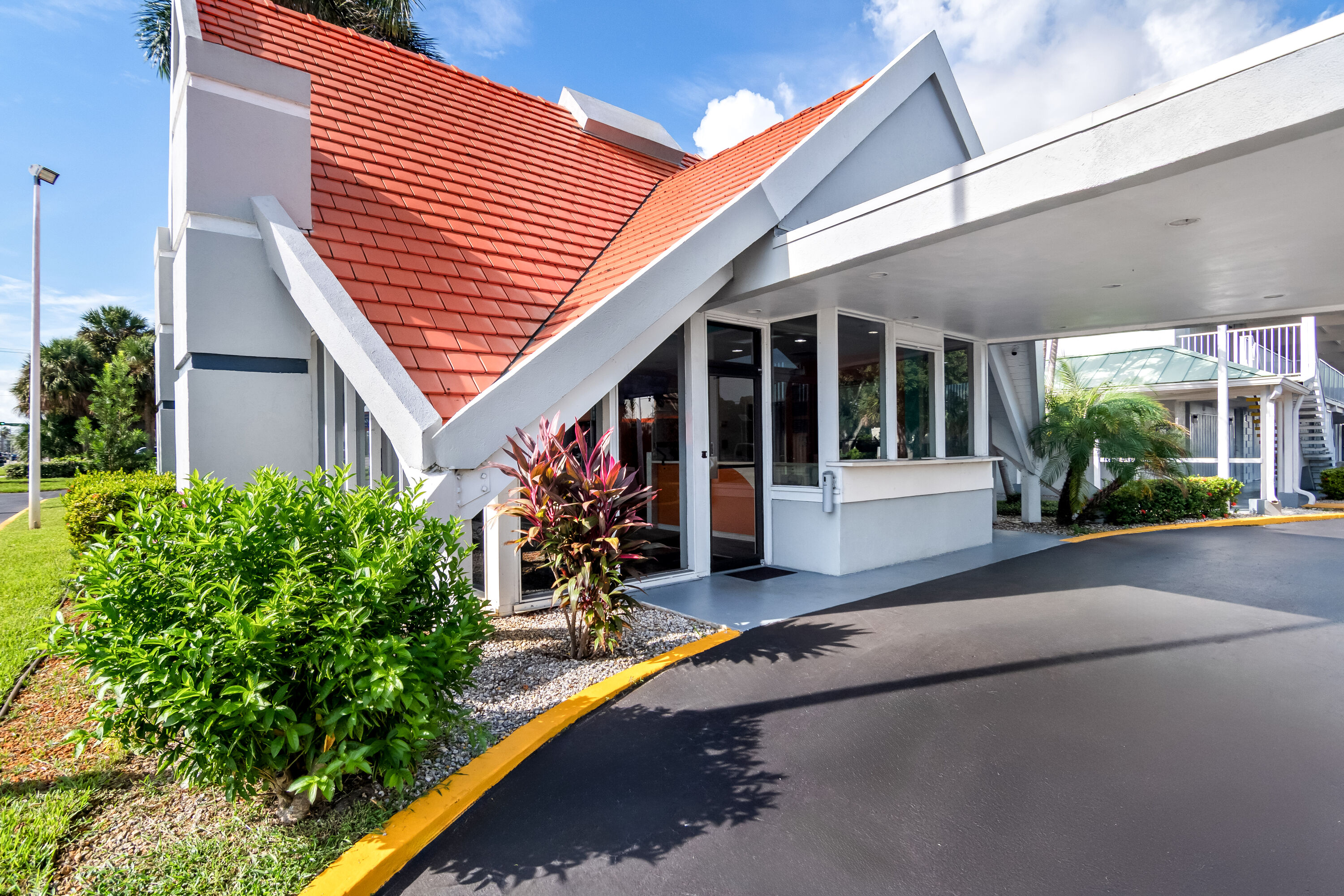 Exterior Day Image of Howard Johnson by Wyndham Vero Beach / Downtown hotel in Vero Beach, Florida