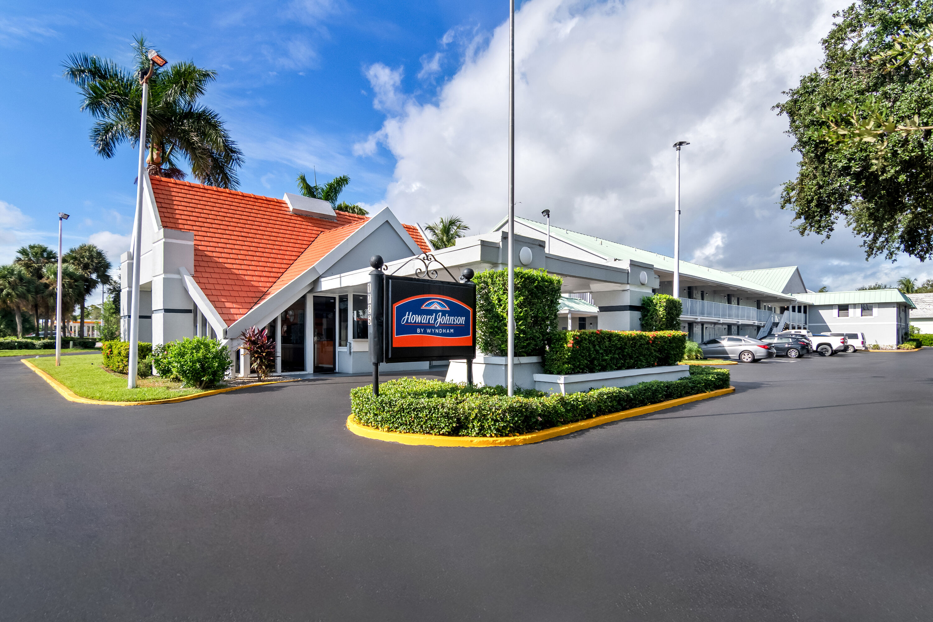 Exterior Day Image of Howard Johnson by Wyndham Vero Beach / Downtown hotel in Vero Beach, Florida
