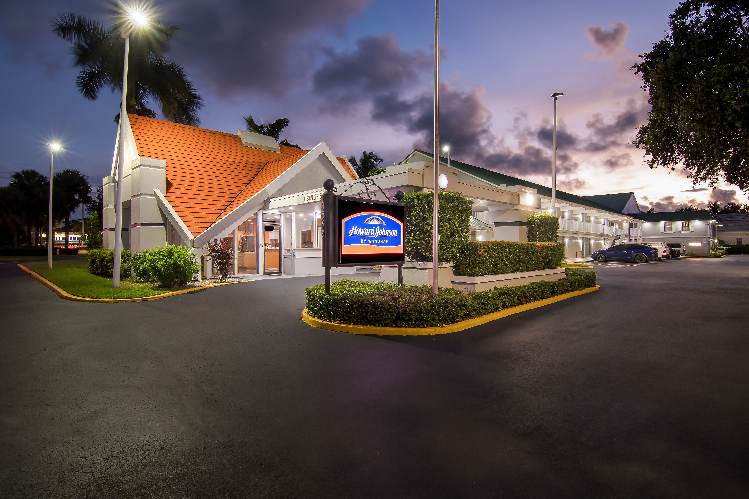 Exterior Night Image of Howard Johnson by Wyndham Vero Beach / Downtown hotel in Vero Beach, Florida