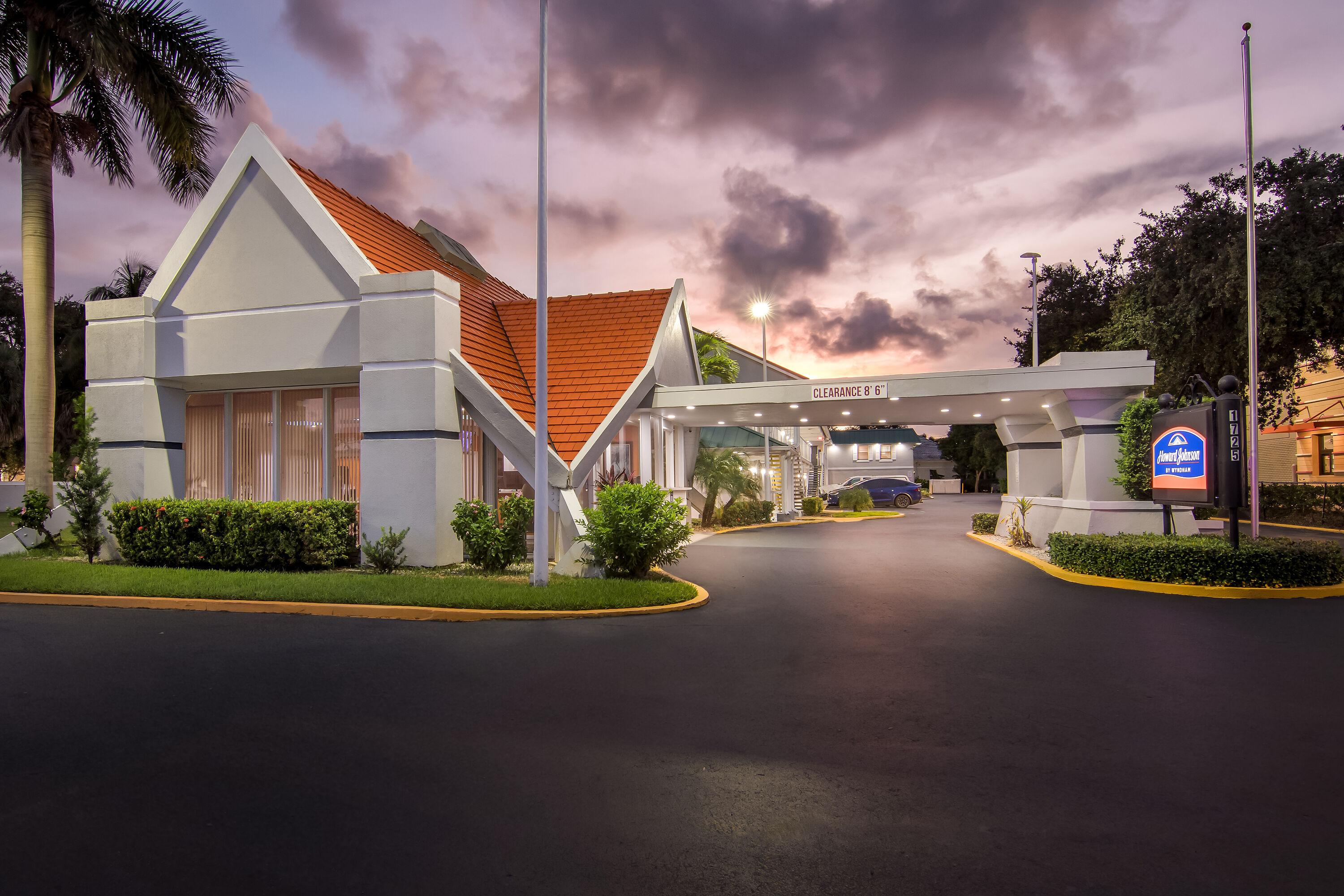 Exterior Night Image of Howard Johnson by Wyndham Vero Beach / Downtown hotel in Vero Beach, Florida