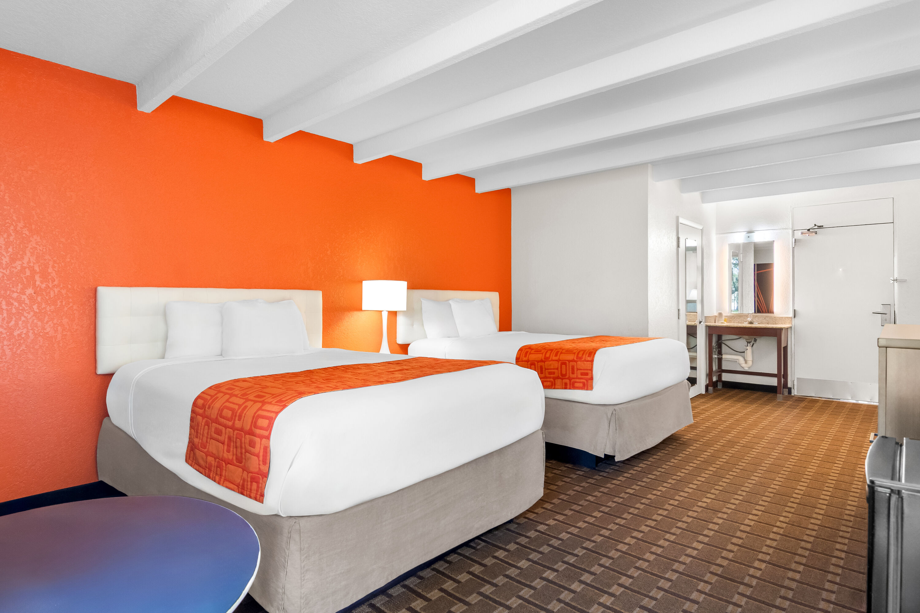 Double bed guest room at the Howard Johnson by Wyndham Vero Beach / Downtown in Vero Beach, Florida