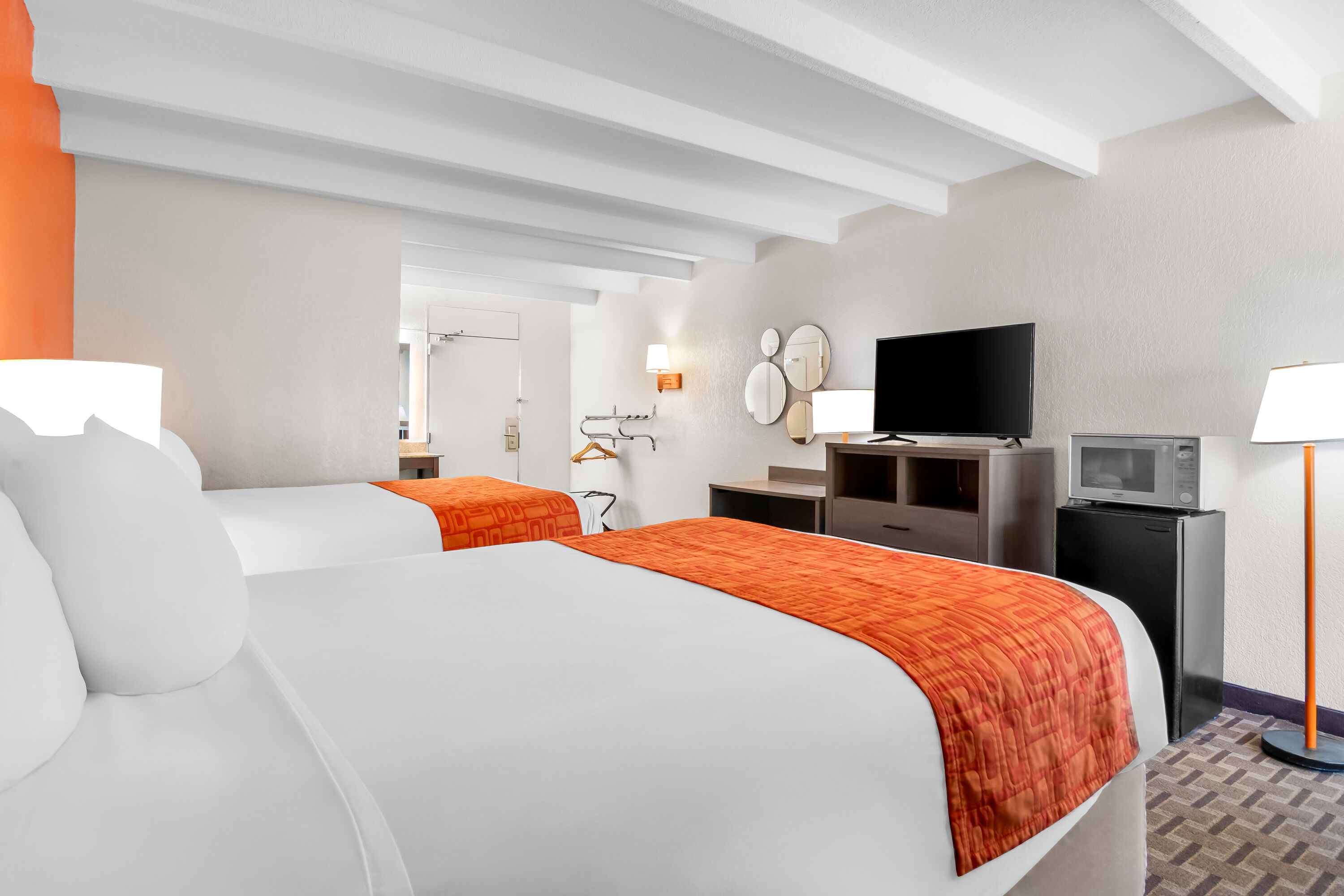 Double bed guest room at the Howard Johnson by Wyndham Vero Beach / Downtown in Vero Beach, Florida