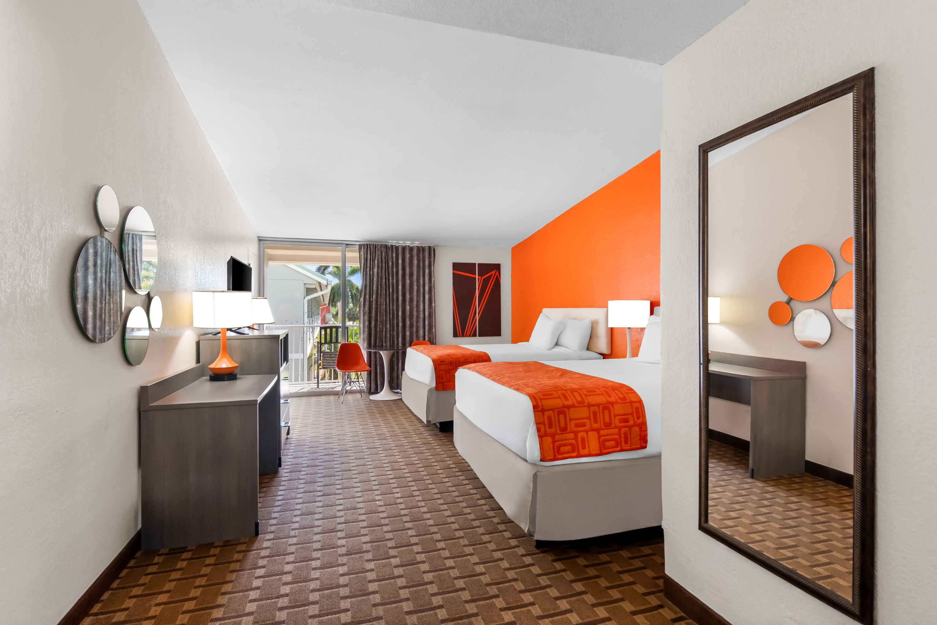 Double bed guest room at the Howard Johnson by Wyndham Vero Beach / Downtown in Vero Beach, Florida