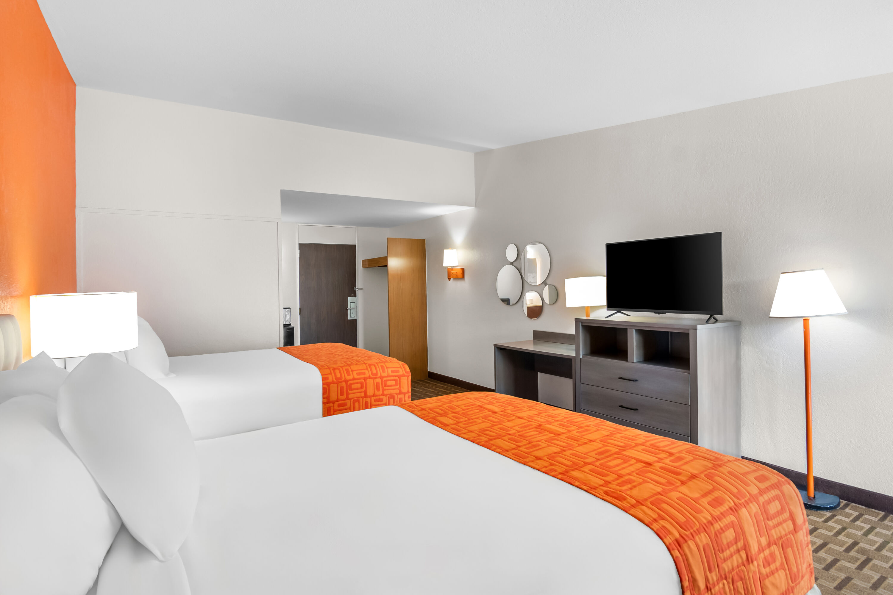 Double bed guest room at the Howard Johnson by Wyndham Vero Beach / Downtown in Vero Beach, Florida