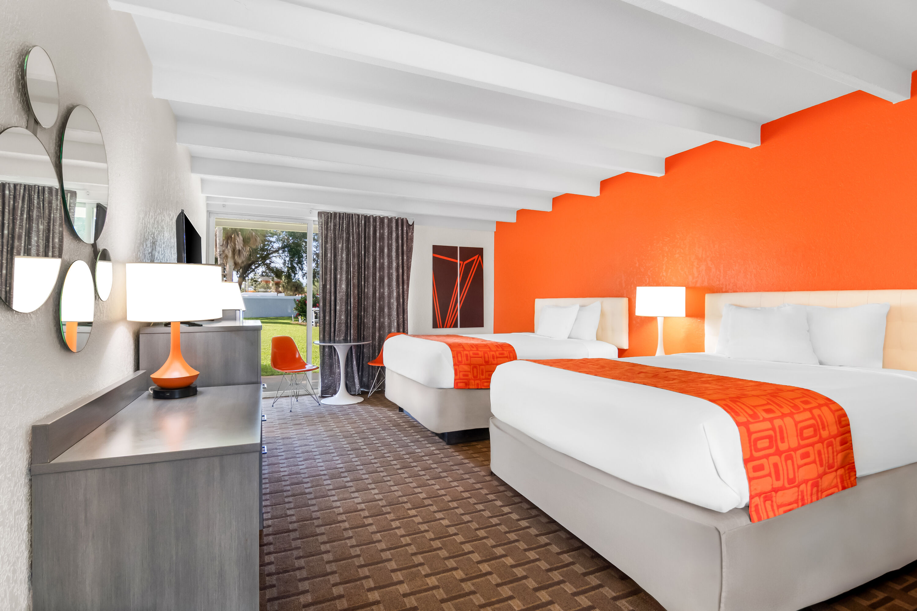 Double bed guest room at the Howard Johnson by Wyndham Vero Beach / Downtown in Vero Beach, Florida