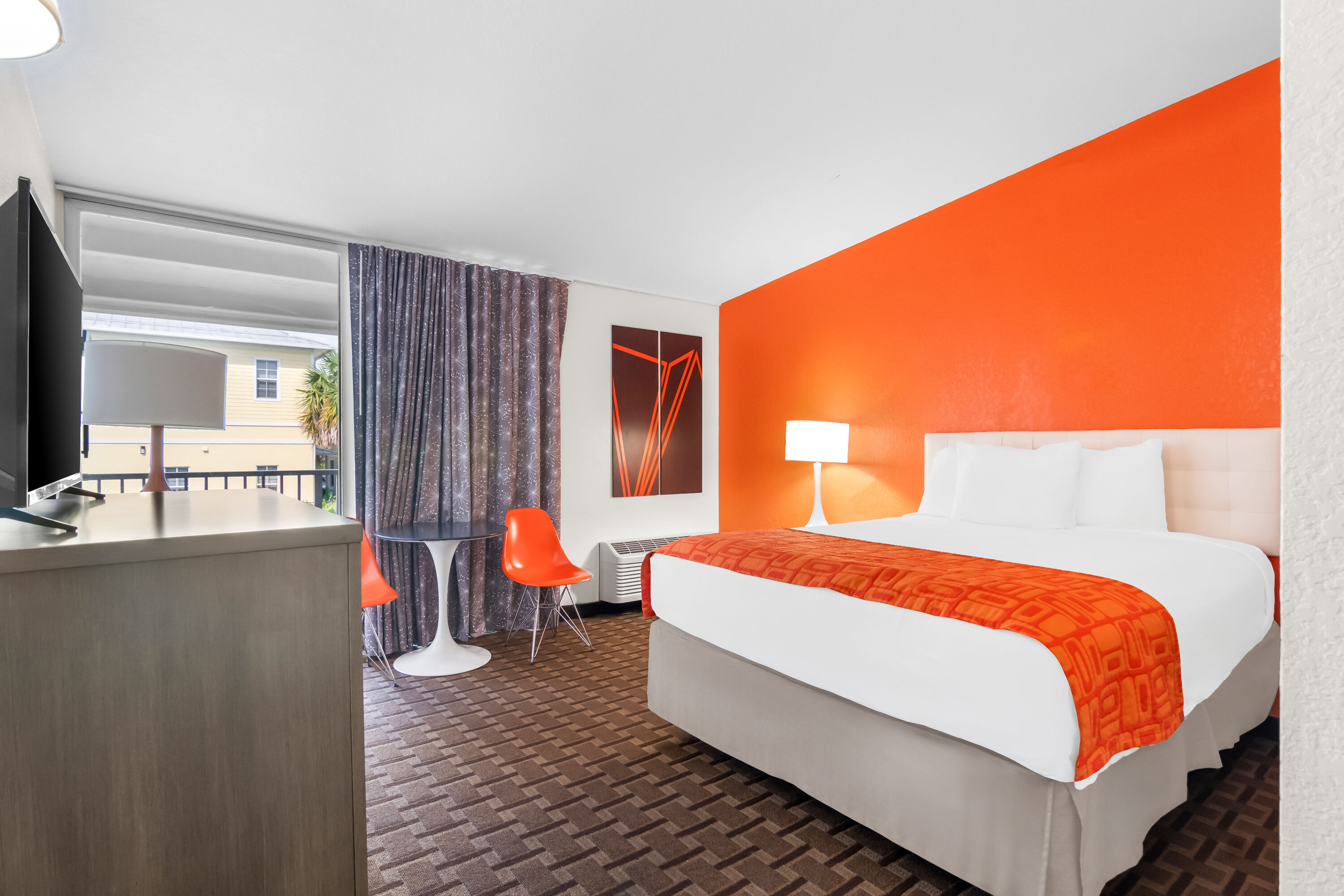 Queen bed guest room at the Howard Johnson by Wyndham Vero Beach / Downtown in Vero Beach, Florida