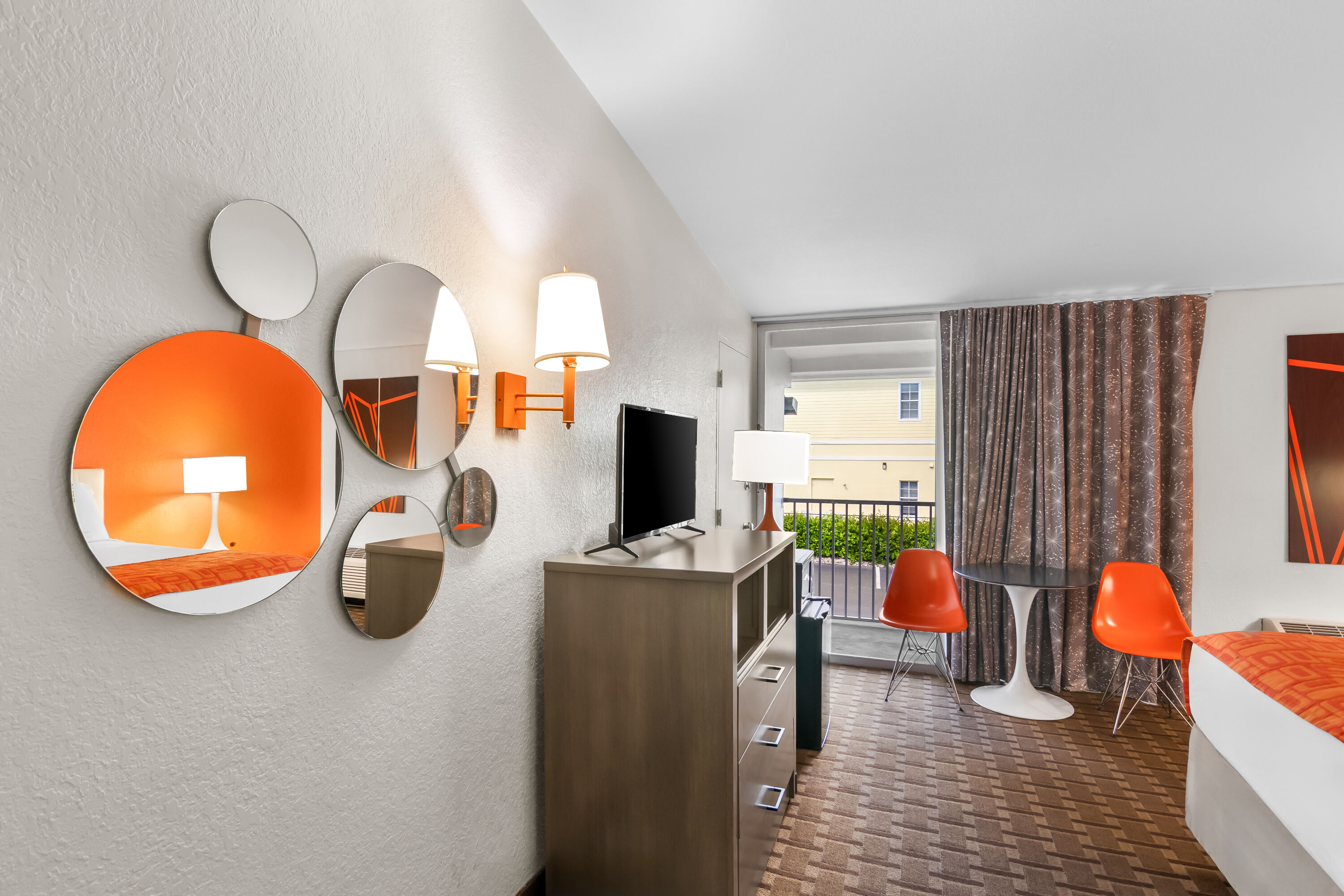 Queen bed guest room at the Howard Johnson by Wyndham Vero Beach / Downtown in Vero Beach, Florida