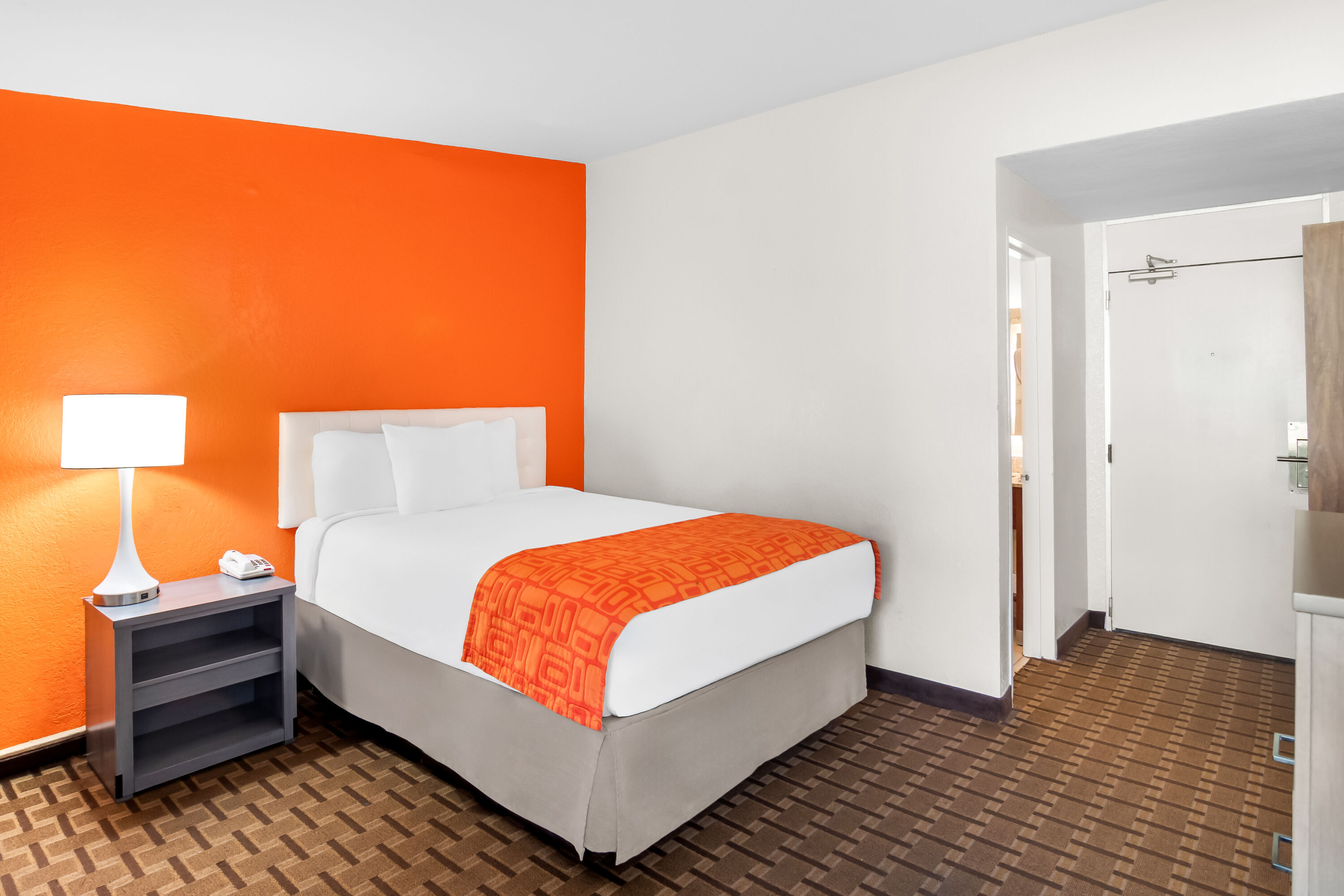 Queen bed guest room at the Howard Johnson by Wyndham Vero Beach / Downtown in Vero Beach, Florida