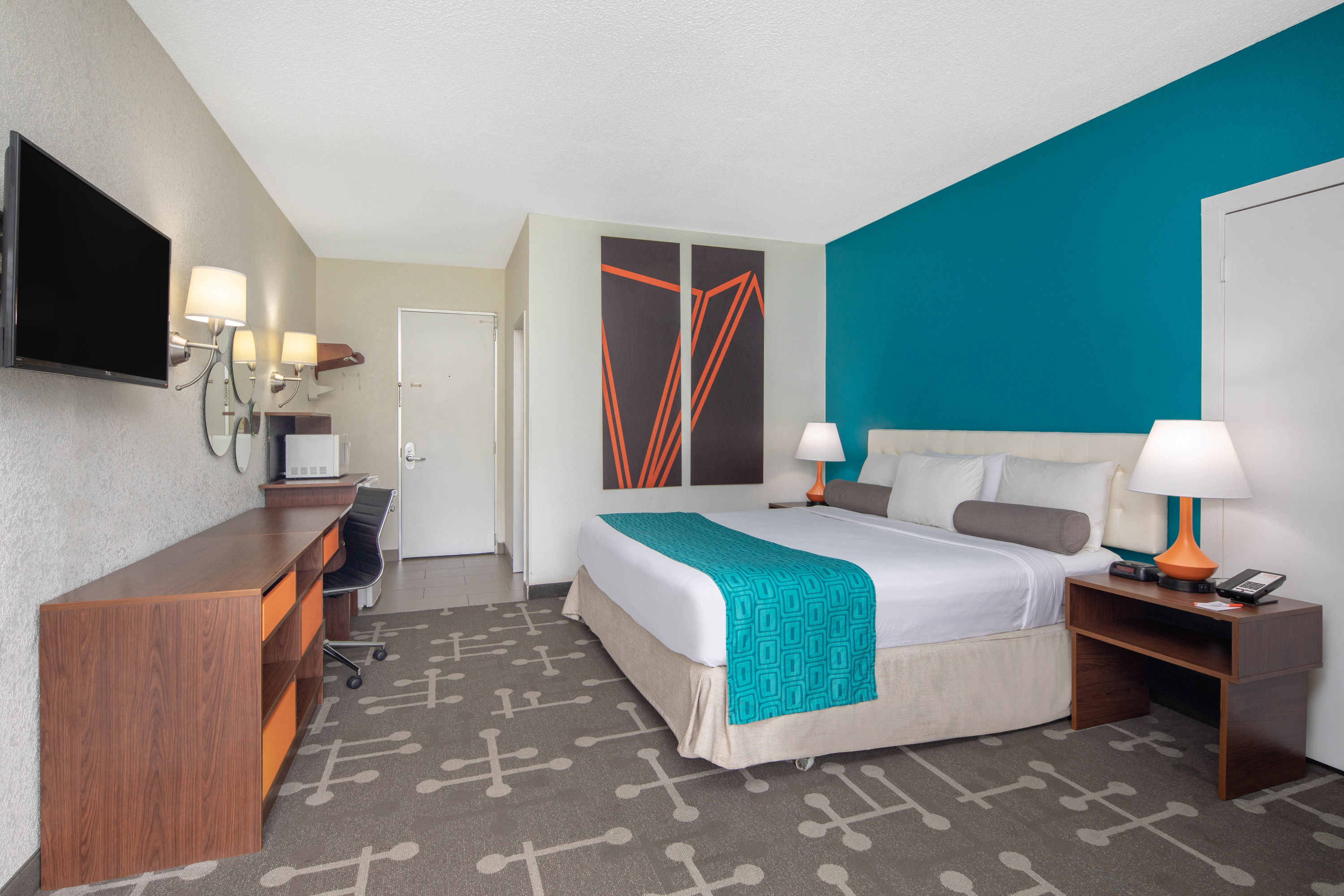 Guest room at the Howard Johnson by Wyndham Athens in Athens, Georgia