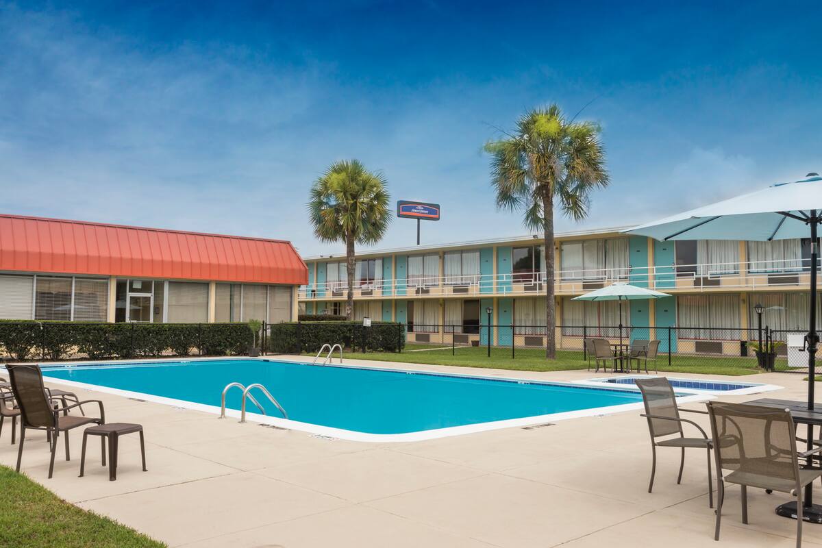 Howard Johnson Bainbridge South Hotels Ga 39819 7705 Pool At The Howard Johnson Bainbridge South In Georgia