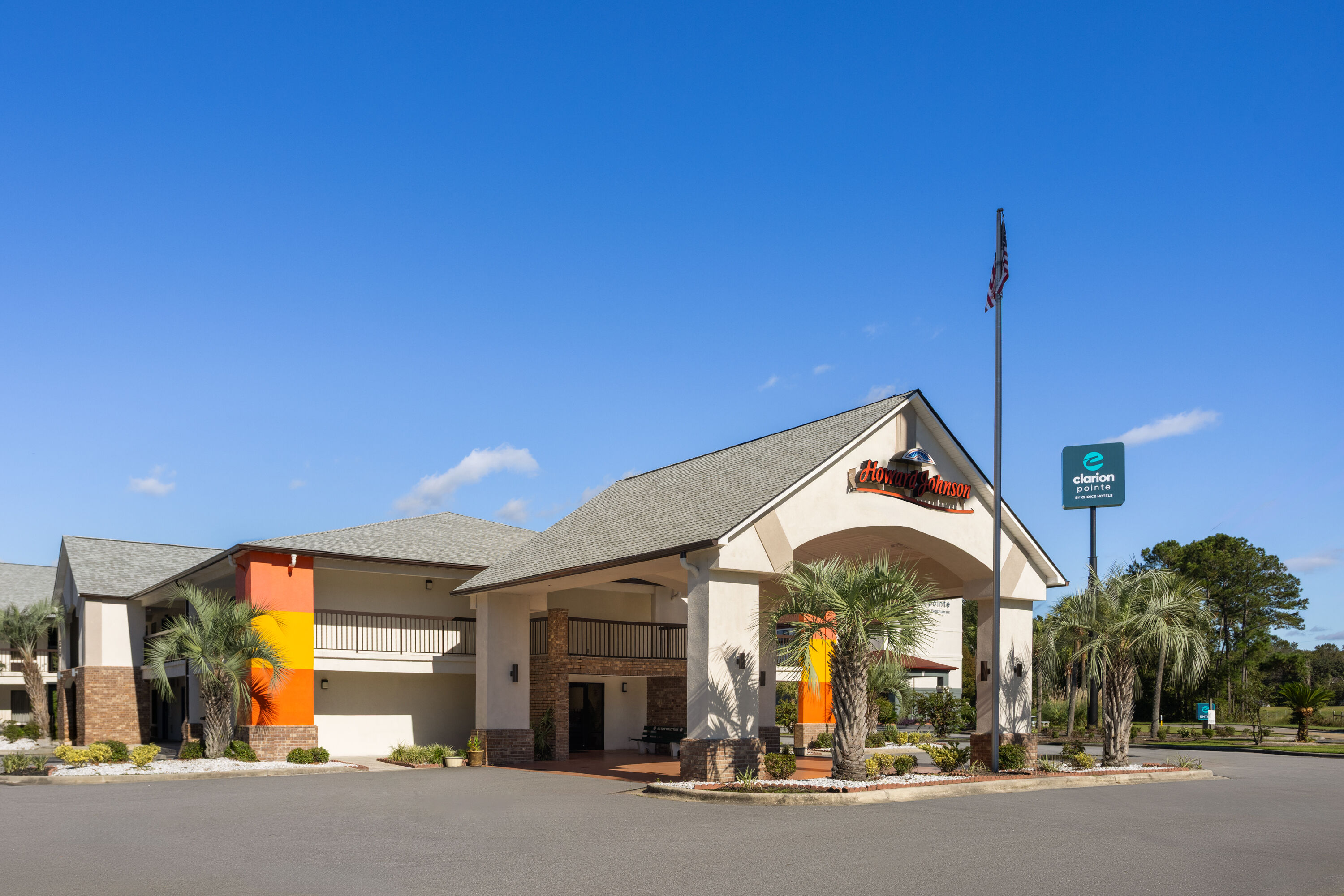 Exterior Day Image of Howard Johnson by Wyndham Savannah GA hotel in Savannah, Georgia